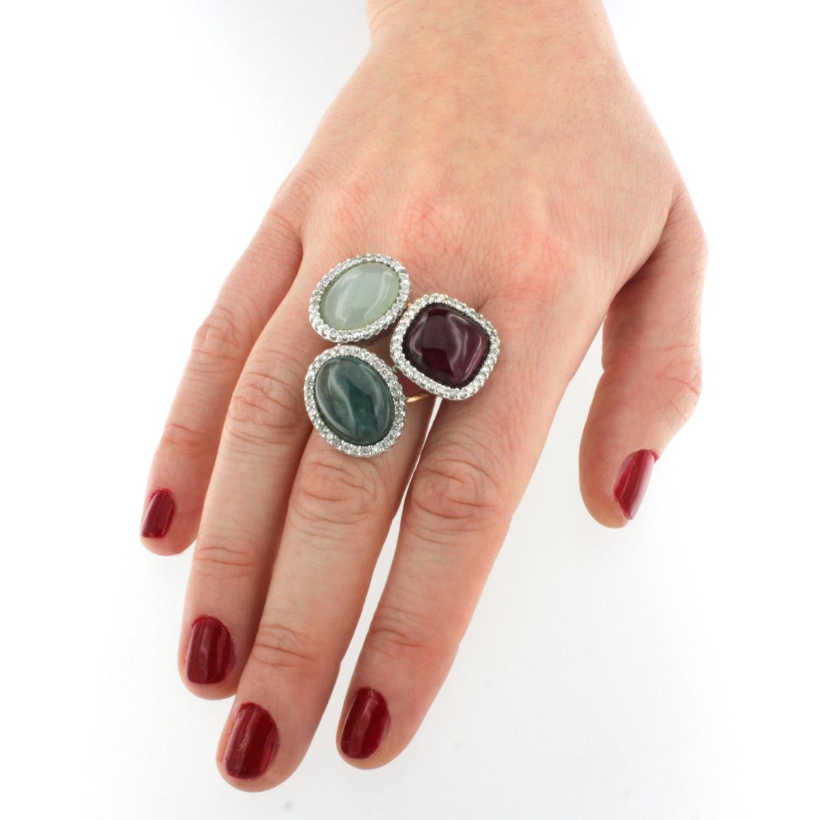 Bague de cocktail mode avec une superbe couleur de tourmaline, le Design/One a un goût raffiné, ses bijoux se distinguent des autres. Magnifique bague en or blanc et jaune avec des pierres naturelles .
Conçu et fabriqué à la main en Italie par
