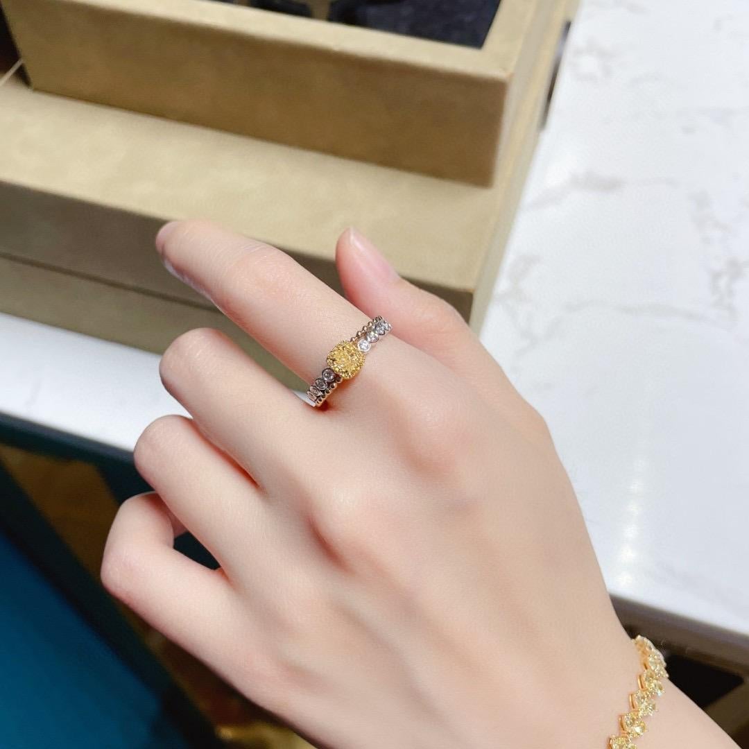 18K White & Yellow Gold Yellow Diamond Ring with Diamonds In New Condition For Sale In Kowloon, HK