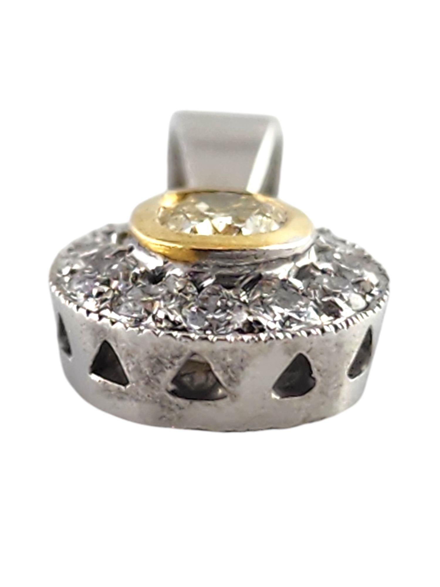 Ciondolo a goccia con diamanti bianchi e gialli in oro bianco e giallo 18K

Questo bellissimo pendente a goccia è stato meticolosamente realizzato in oro bianco 18 carati con dettagli in oro giallo e presenta un diamante giallo di forma ovale al