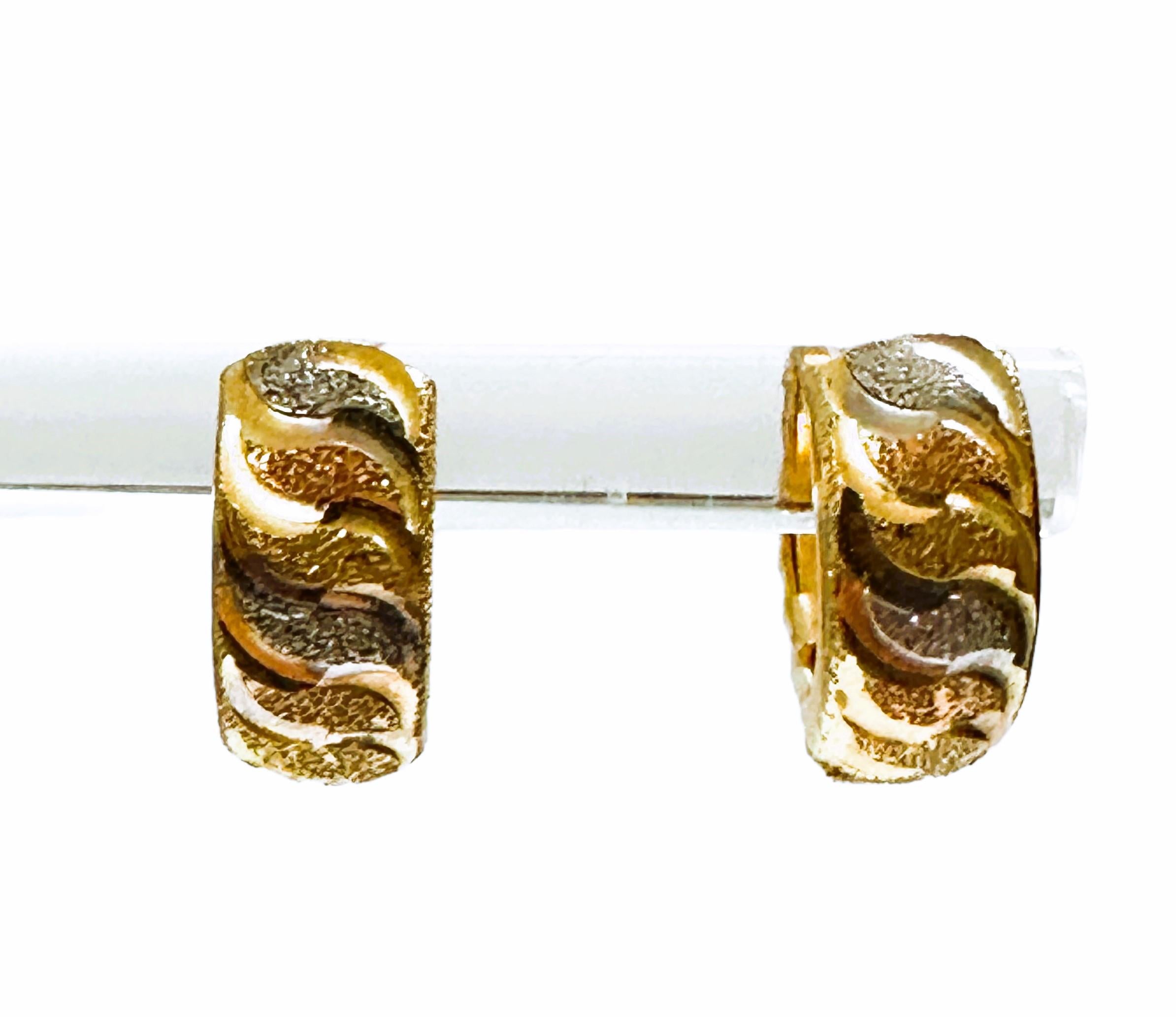 18K White, Yellow & Rose Gold Huggie Earrings 2.39 Grams - Stamped In Excellent Condition For Sale In Eagan, MN
