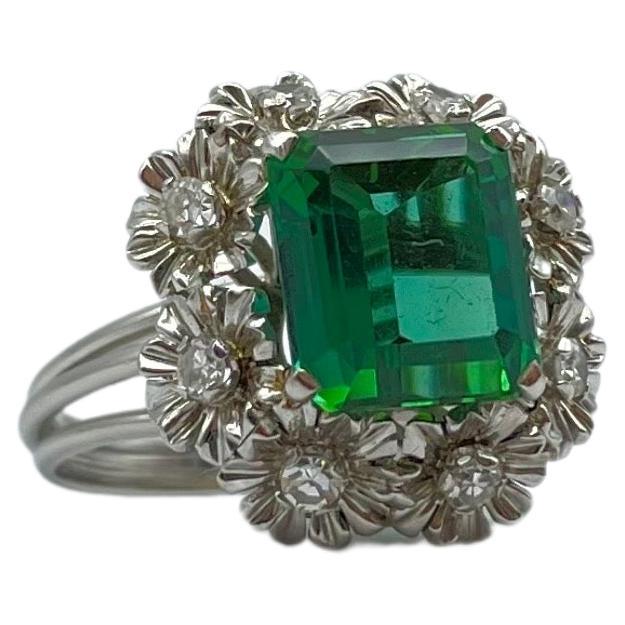 Behold the breathtaking beauty of this exquisite white gold ring! Crafted from 18-karat pure white gold, it exudes a dreamlike aura that captures the imagination. Nestled at its center lies a mesmerizing (Turmalin/emerald
), radiating in a lustrous