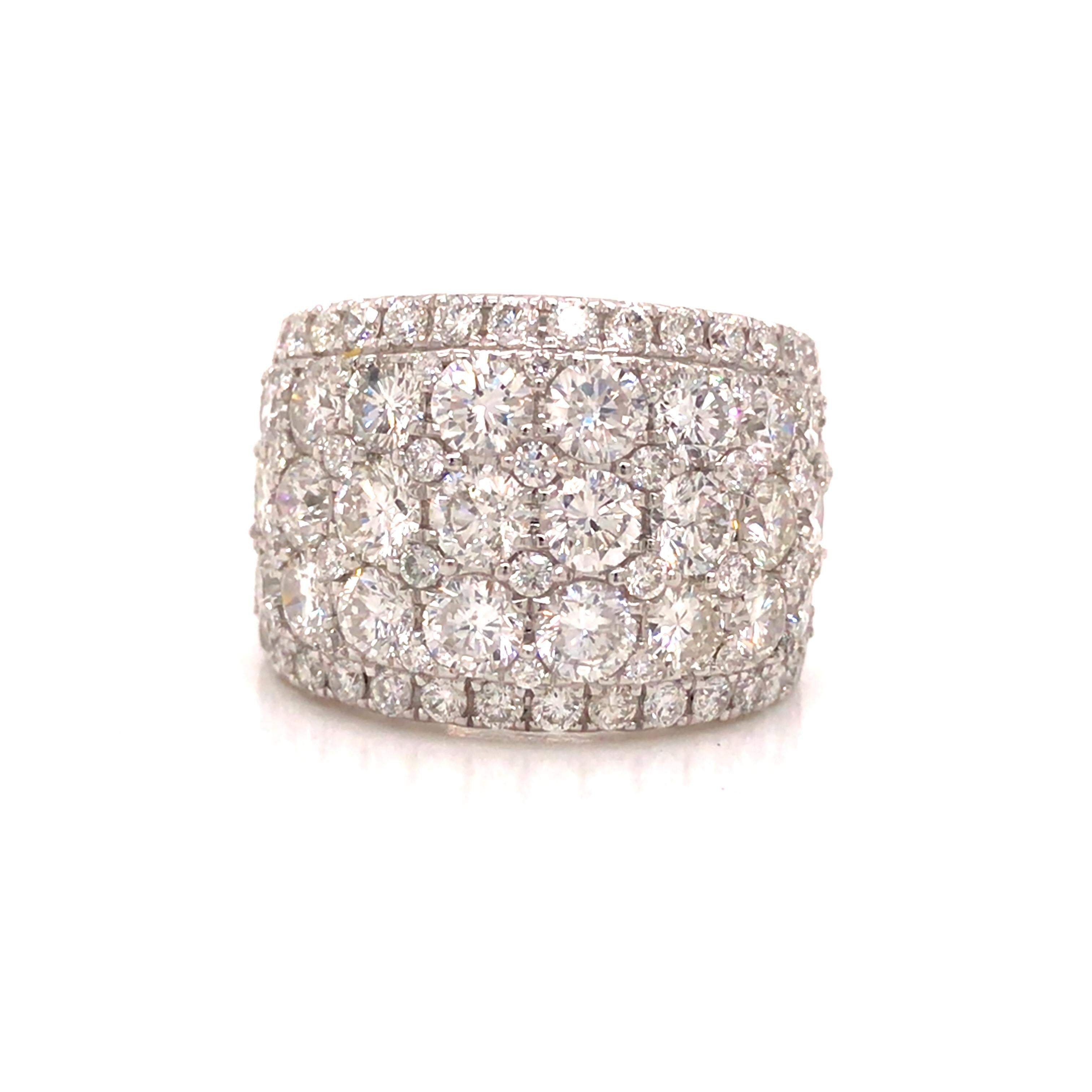 Breites 5-reihiges Diamantband aus 18 Karat Weißgold.  Runde Diamanten im Brillantschliff mit einem Gesamtgewicht von 5,25 Karat, einer Farbe von G-H und einer Reinheit von VS-SI sind fachmännisch gefasst.  Das Band misst 5/8 Zoll in der Breite. 