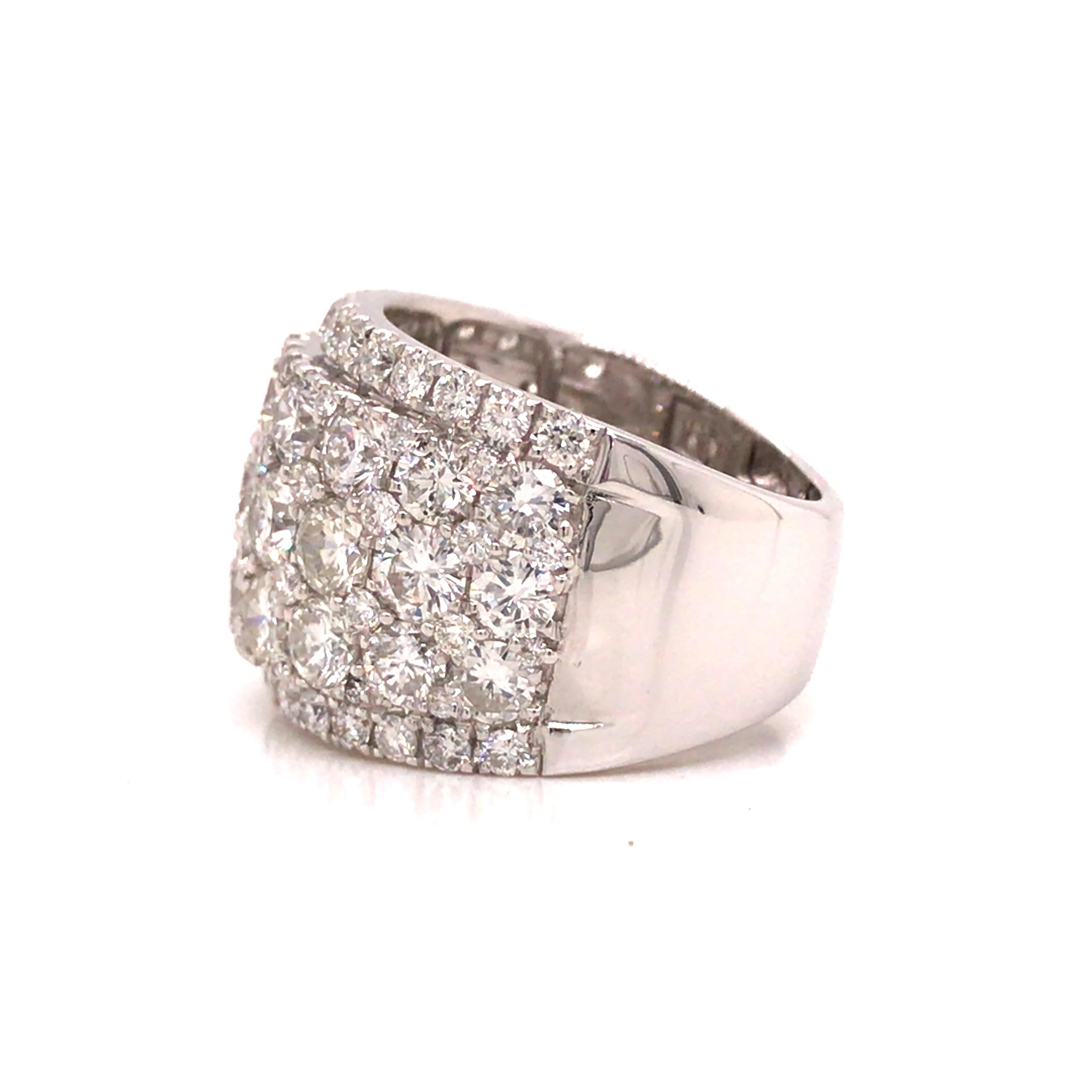 18 Karat breites 5-reihiges Diamantband aus Weißgold (Rundschliff) im Angebot
