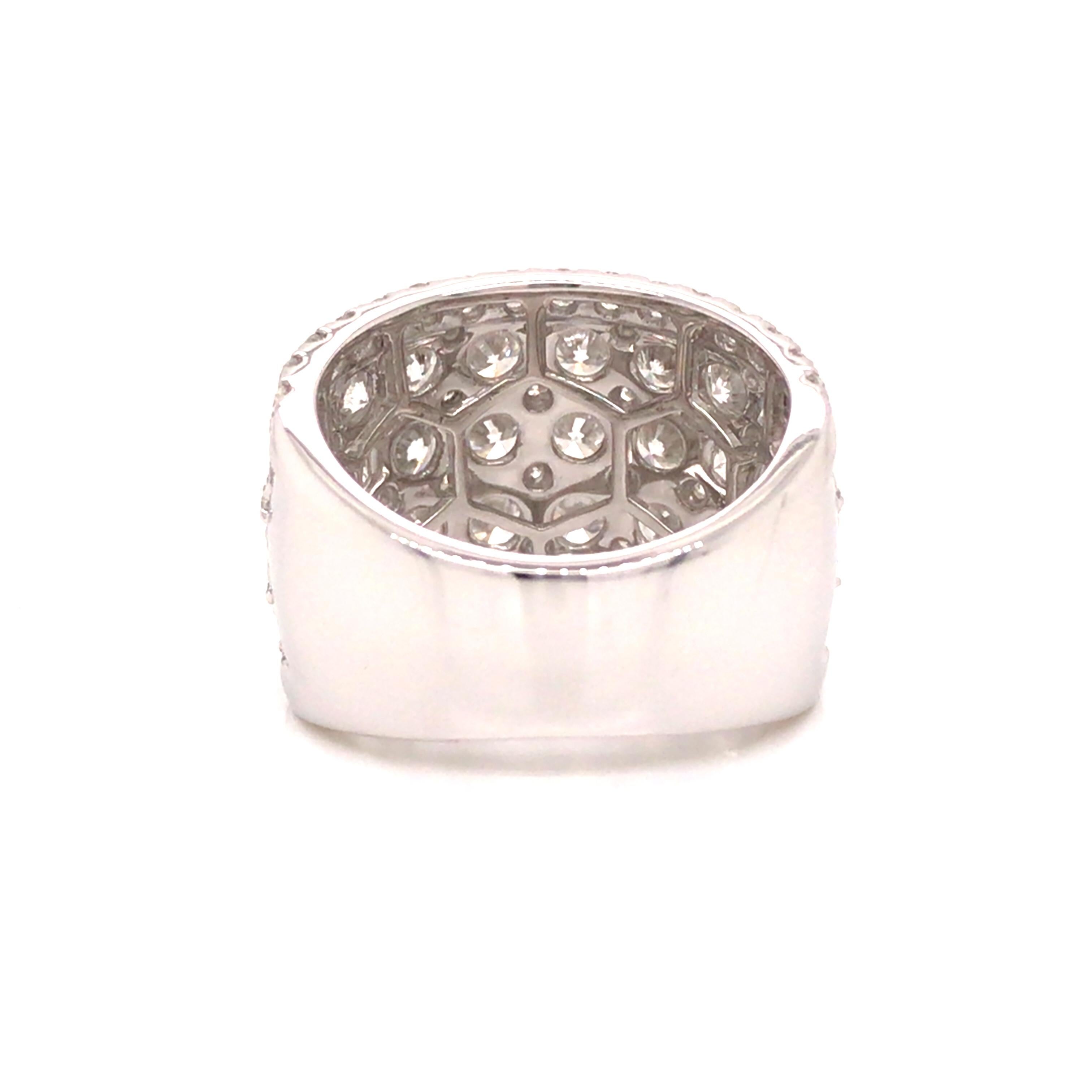 18 Karat breites 5-reihiges Diamantband aus Weißgold im Zustand „Neu“ im Angebot in Boca Raton, FL