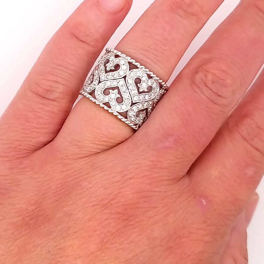 18 Karat breiter Diamant Barrel Ring Herz-Motiv Weißgold im Zustand „Gut“ im Angebot in Boca Raton, FL