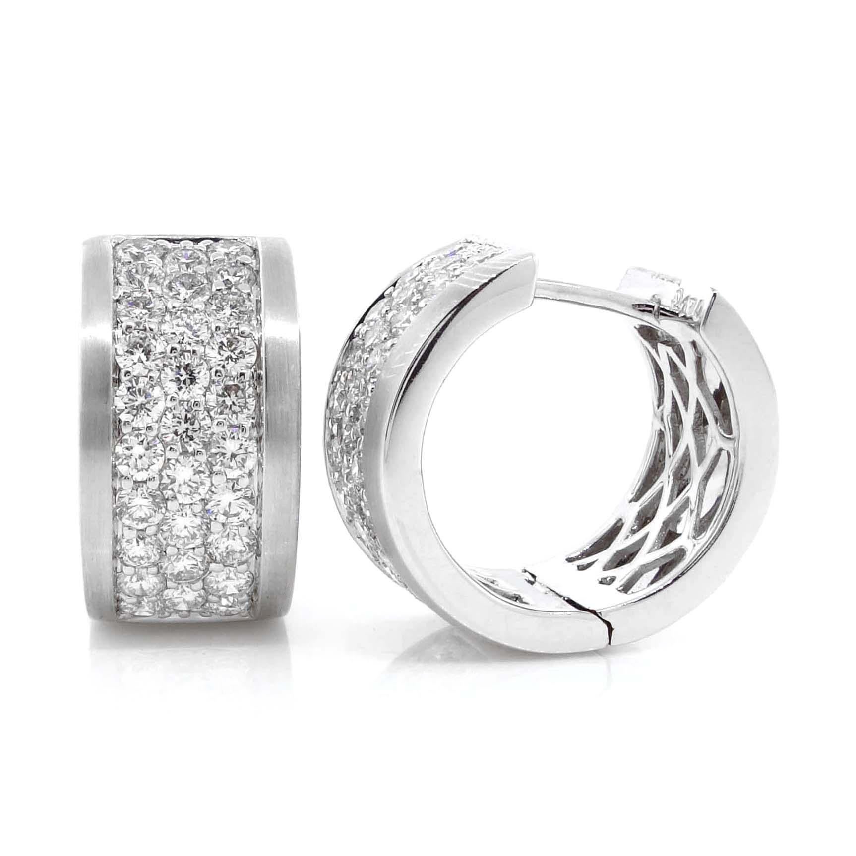 Round Cut 18k White Gold Wide Diamond Earrings For Sale