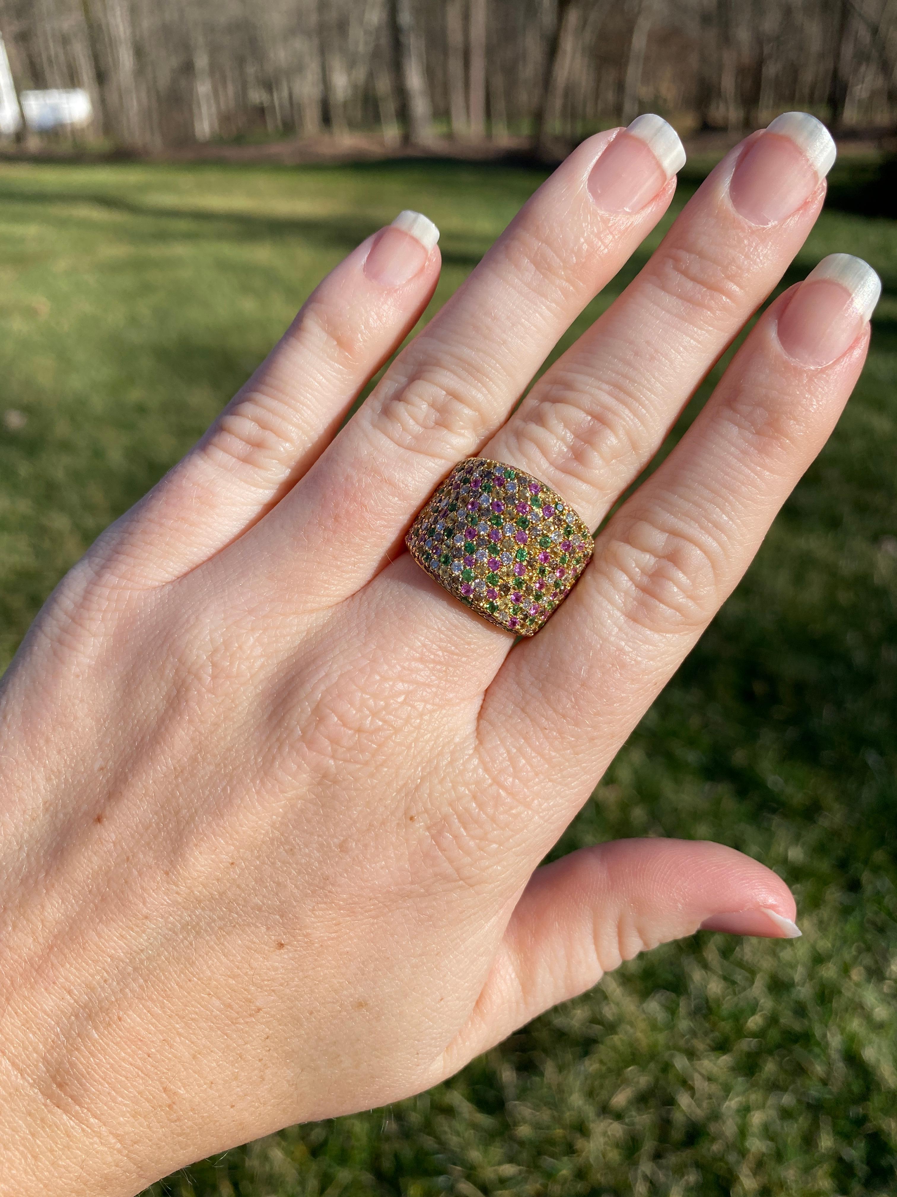 Anello a fascia larga 18 carati con pavé di diamanti, zaffiri rosa, granati tsavorite e altro ancora in vendita 1