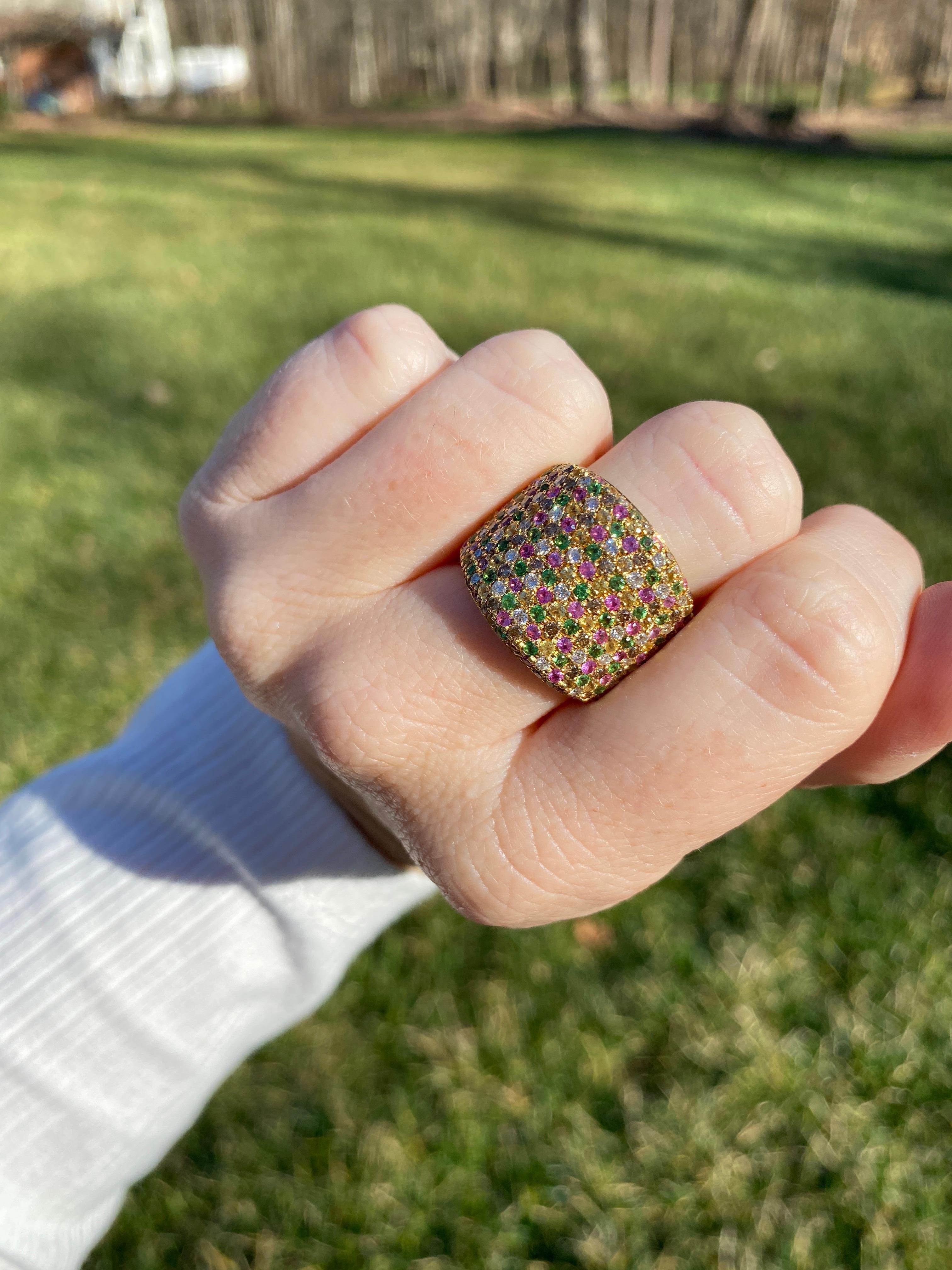 Anello a fascia larga 18 carati con pavé di diamanti, zaffiri rosa, granati tsavorite e altro ancora in vendita 2