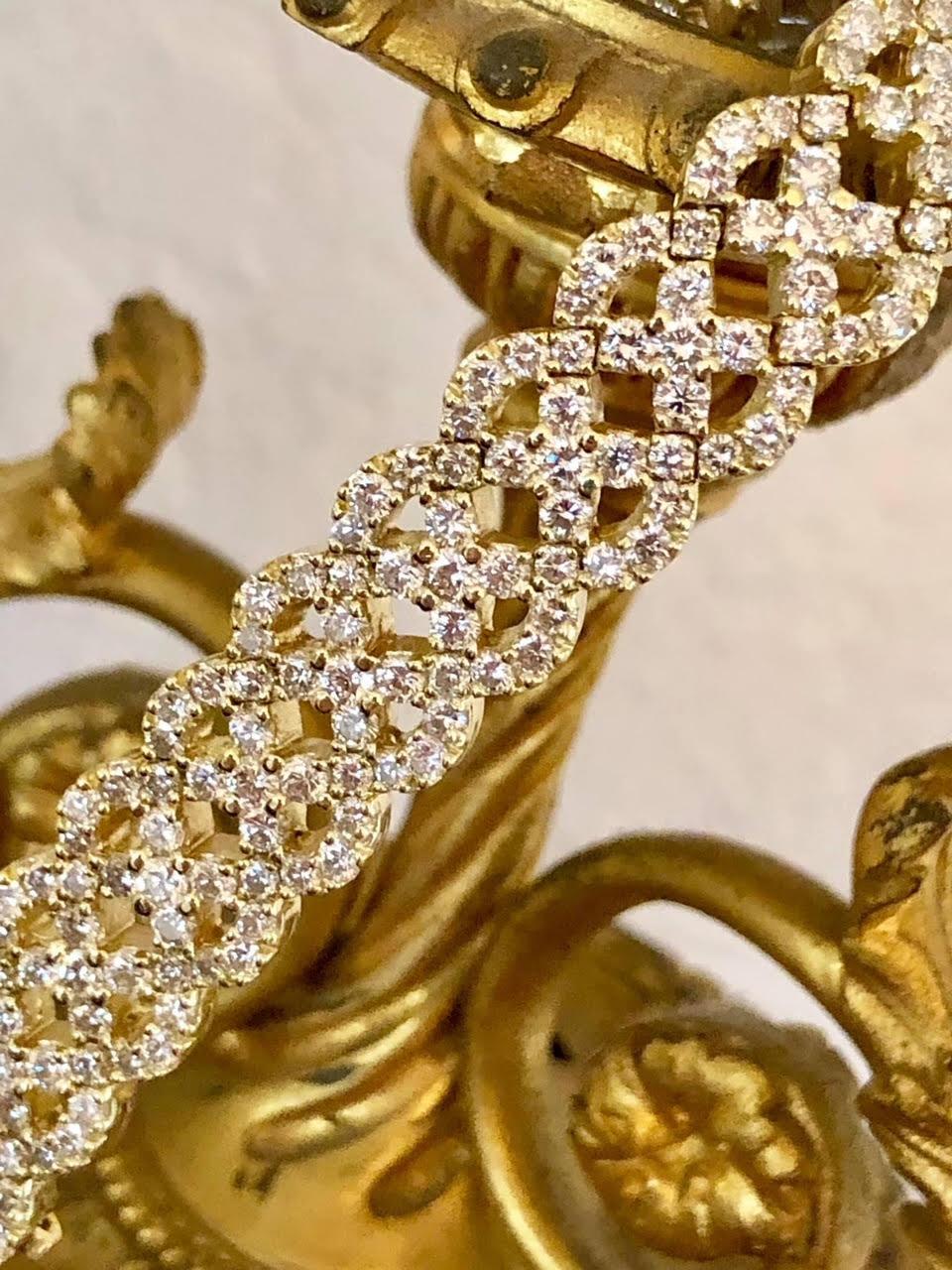 Ein fabelhaft gemacht Armband in 18K Gelbgold mit etwa 12,90cttw in F-G Farbe Vs1-2 Klarheit Diamanten gesetzt getan. Sehr gehaltvolles Stück.

Abmessungen/Gewicht
6,80