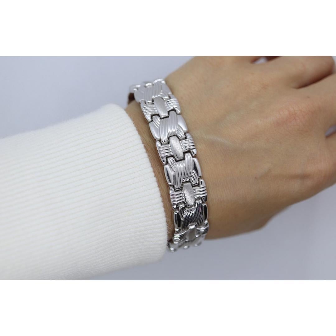 Vintage
MATERIAL : Or
Style de chaîne : Chaînes spécialisées
Fermeture : fermeture à glissière

Largeur du bracelet : 15 millimètres ; Longueur du bracelet : 7.25 pouces

Magnifique bracelet en or blanc 18k. Il est conçu pour ressembler à une tresse