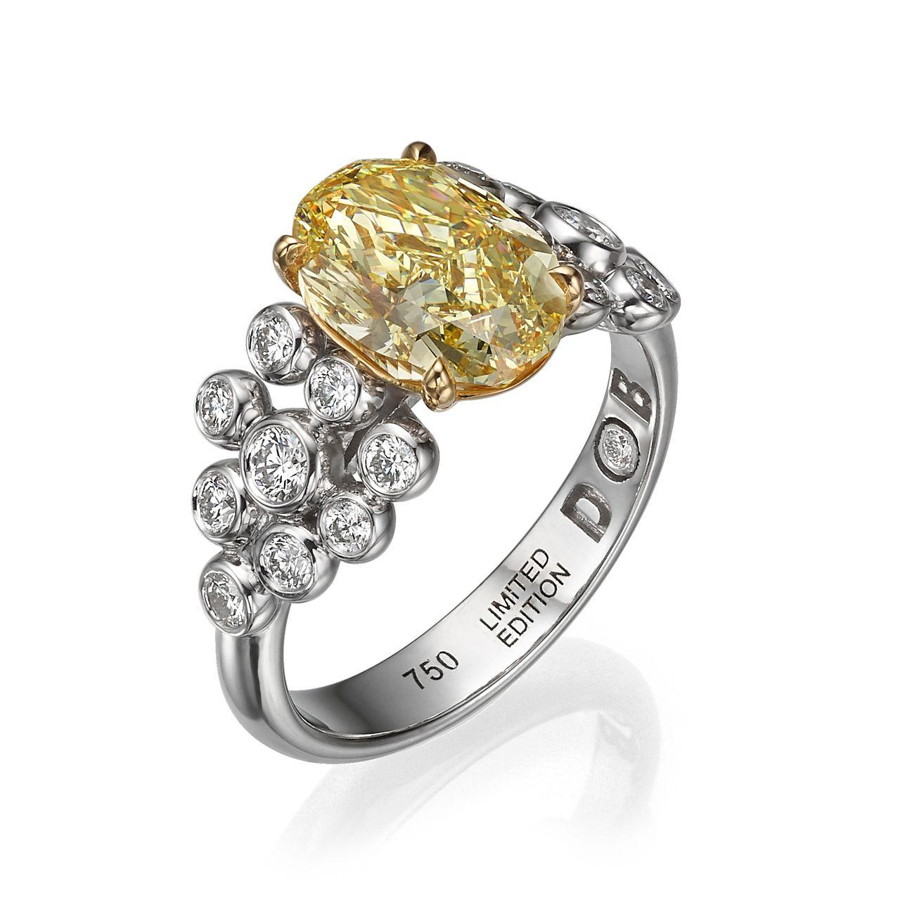 18k W&Y Gold Engagement Ring with 3.02ct Fancy Yellow VS2 Oval Dimaond - GIA  In New Condition For Sale In רמת גן, IL