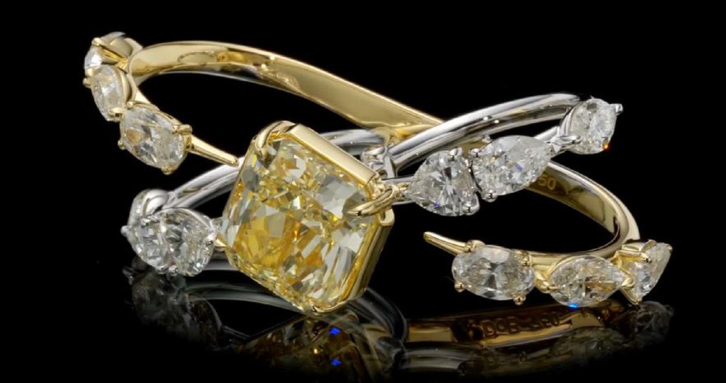 18 Karat W&Y Gold Zwei-Finger-Ring mit 9,35 Karat aus Fancy-Diamant in Strahlenform - GIA (Radiantschliff) im Angebot