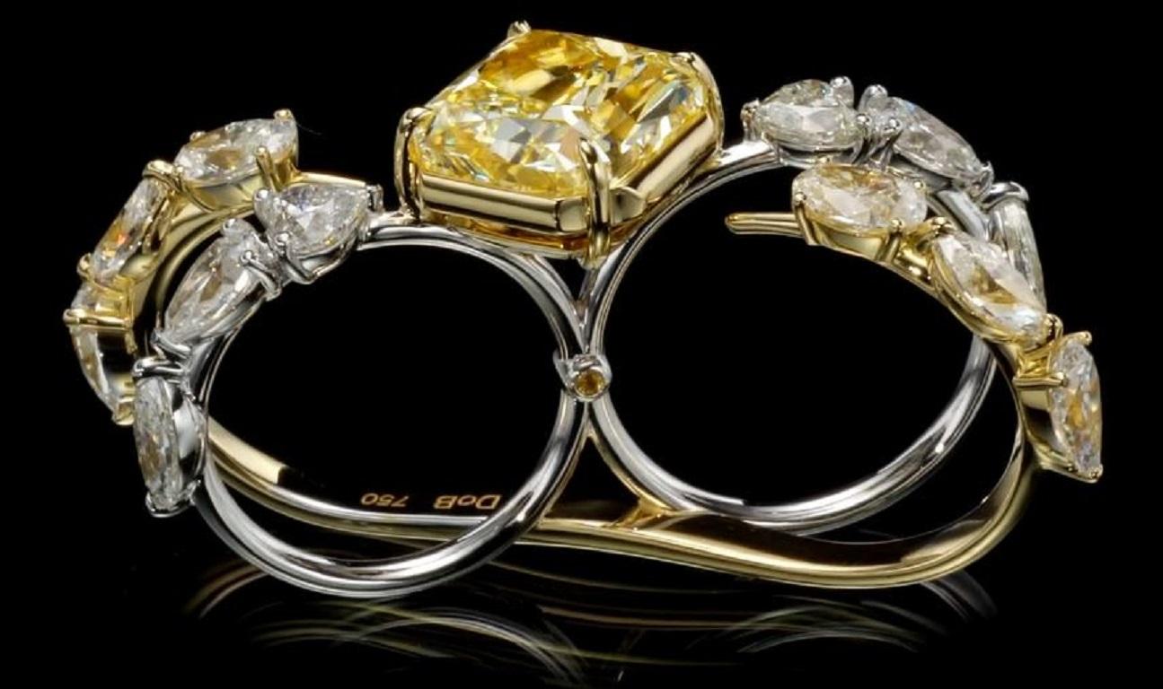 18 Karat W&Y Gold Zwei-Finger-Ring mit 9,35 Karat aus Fancy-Diamant in Strahlenform - GIA im Zustand „Neu“ im Angebot in רמת גן, IL