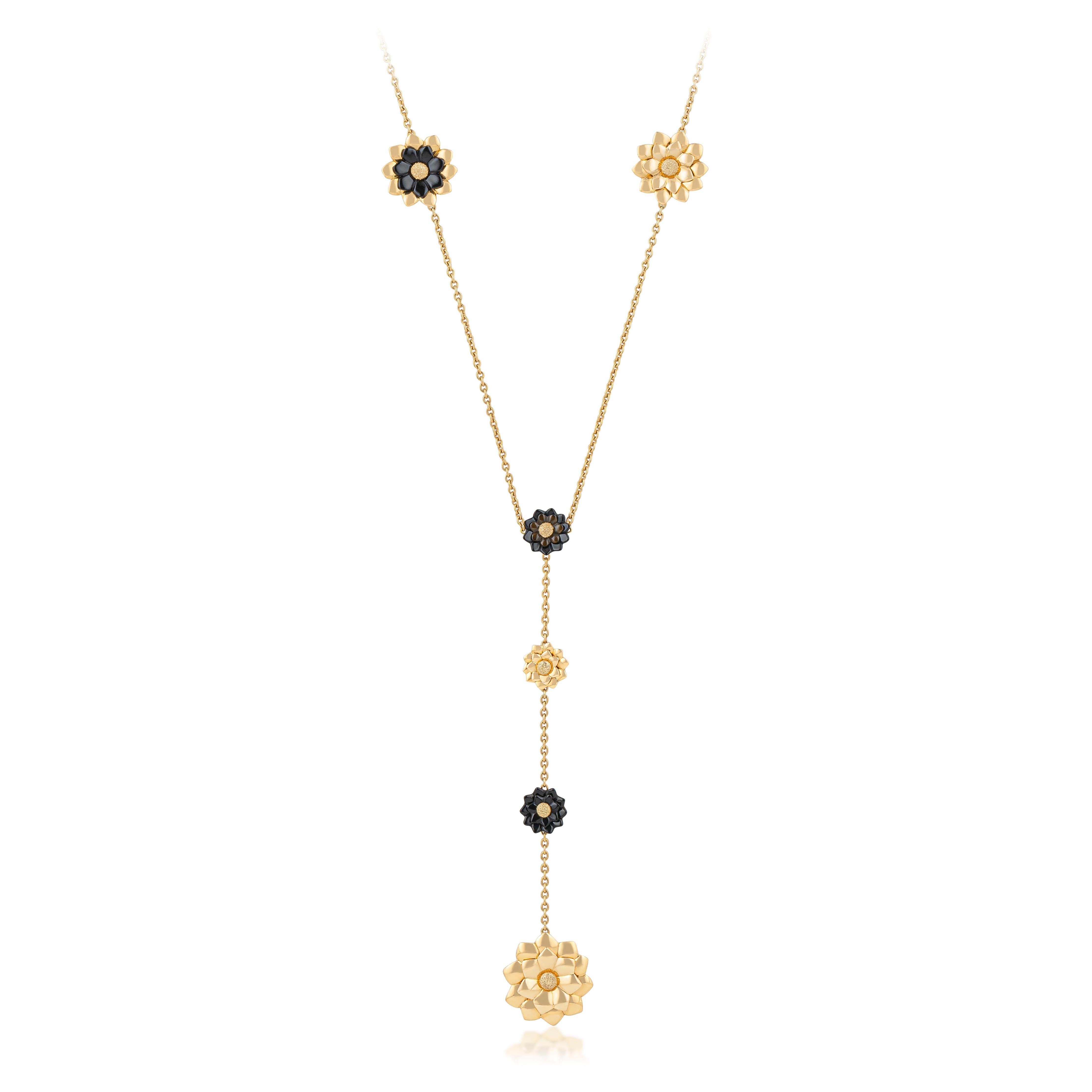 Collier en Y à motif floral en or jaune 18K, alternant des fleurs en émail noir et en or jaune de tailles uniques. Super pièce polyvalente, peut être portée longue et pendue ou doublée pour un look superposé plus court. Un total de 29,35 grammes