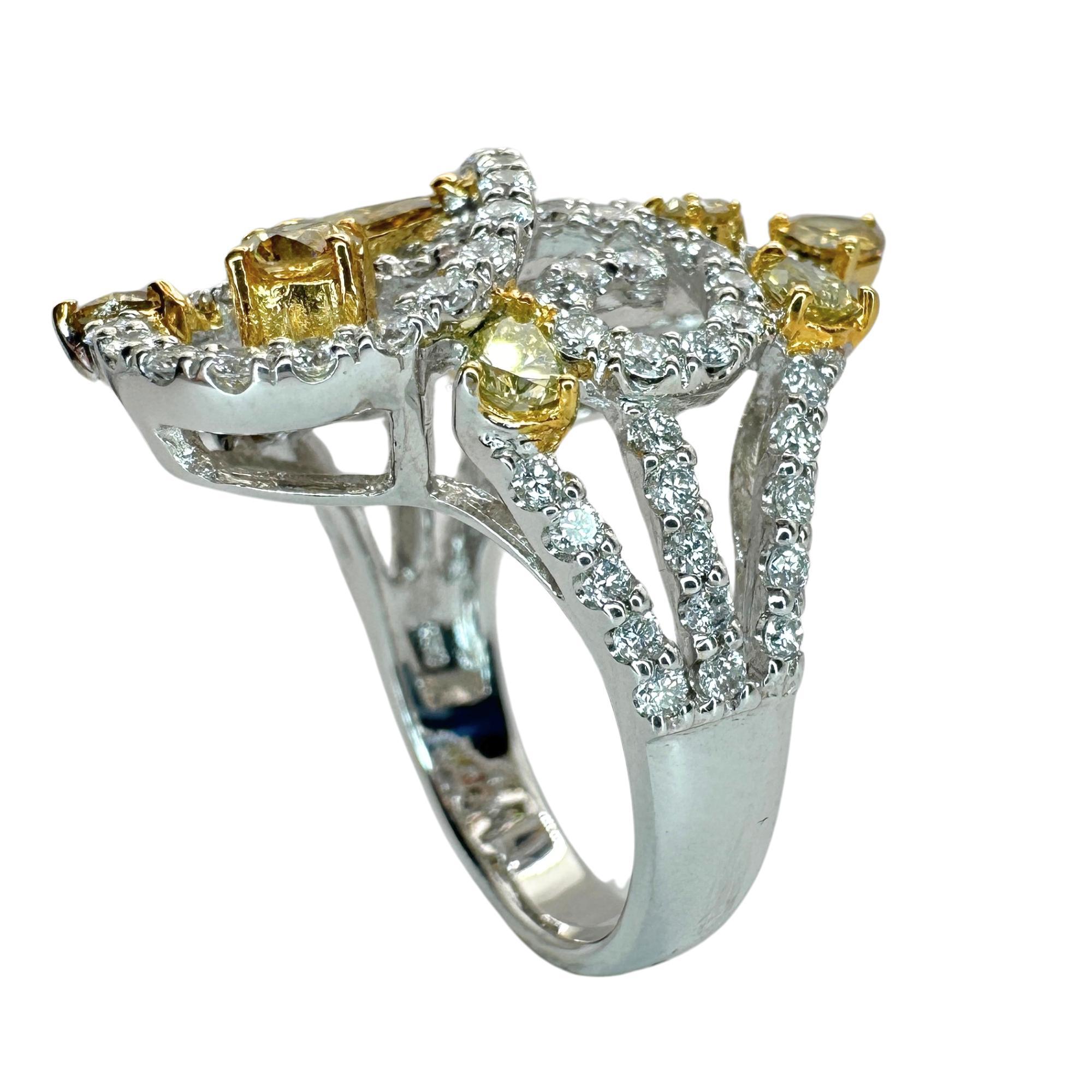 Round Cut 18k Yellow and White Diamond Ring For Sale