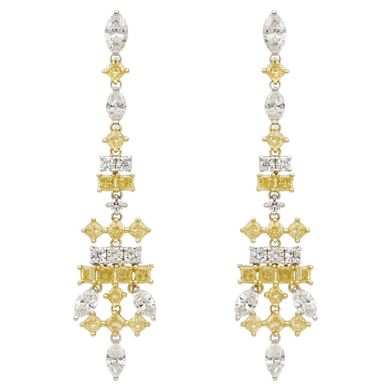Orecchini in oro giallo e bianco 18K con diamante giallo chiaro da 12,68 carati