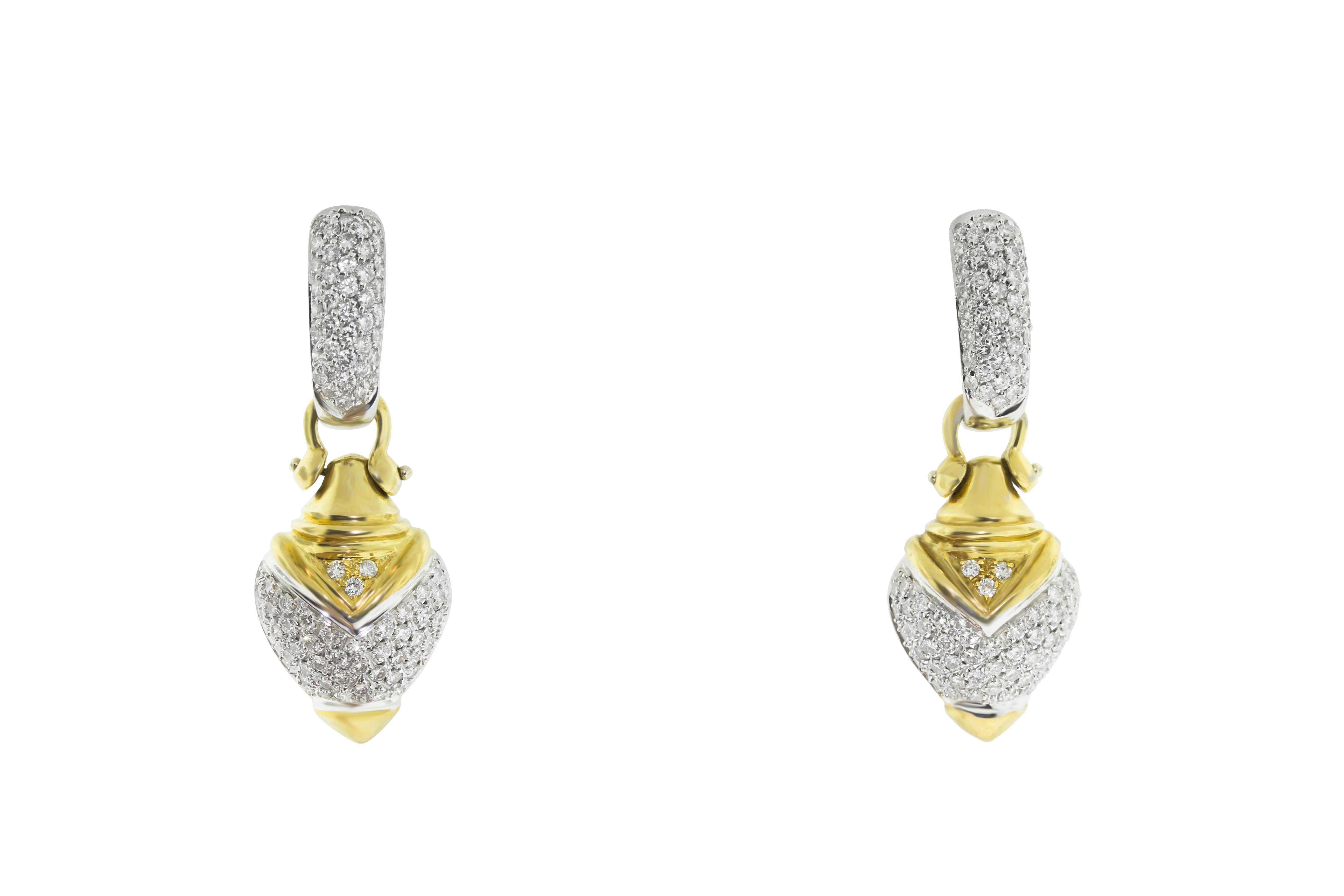 Diese Ohrringe aus 18 Karat Gelb- und Weißgold bestehen aus einem mit Diamanten besetzten Huggie-Hoop-Ohrring mit abnehmbarem Herzanhänger. 5.04 Karat pflastern G-H VS Diamanten und 17g 18K Gelb- und Weißgold. Hergestellt in Italien. 