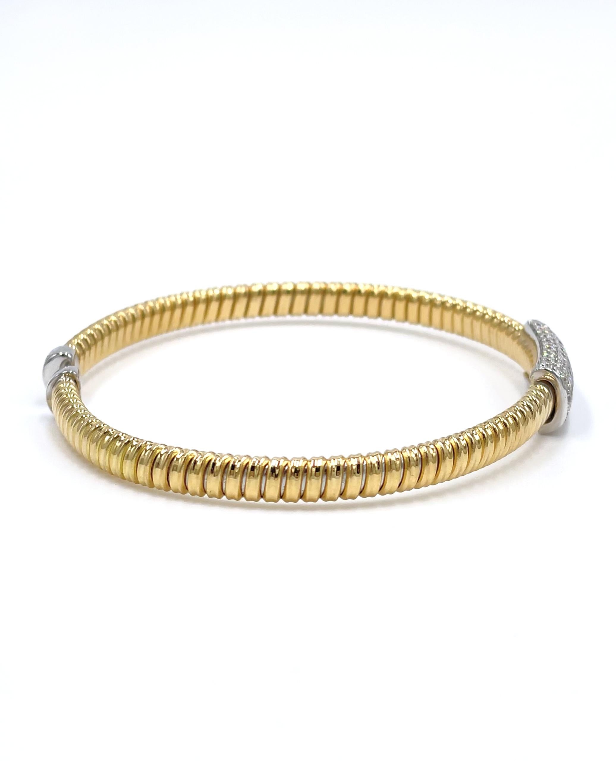 Taille ronde Bracelet jonc en or jaune et blanc 18 carats avec diamants en vente