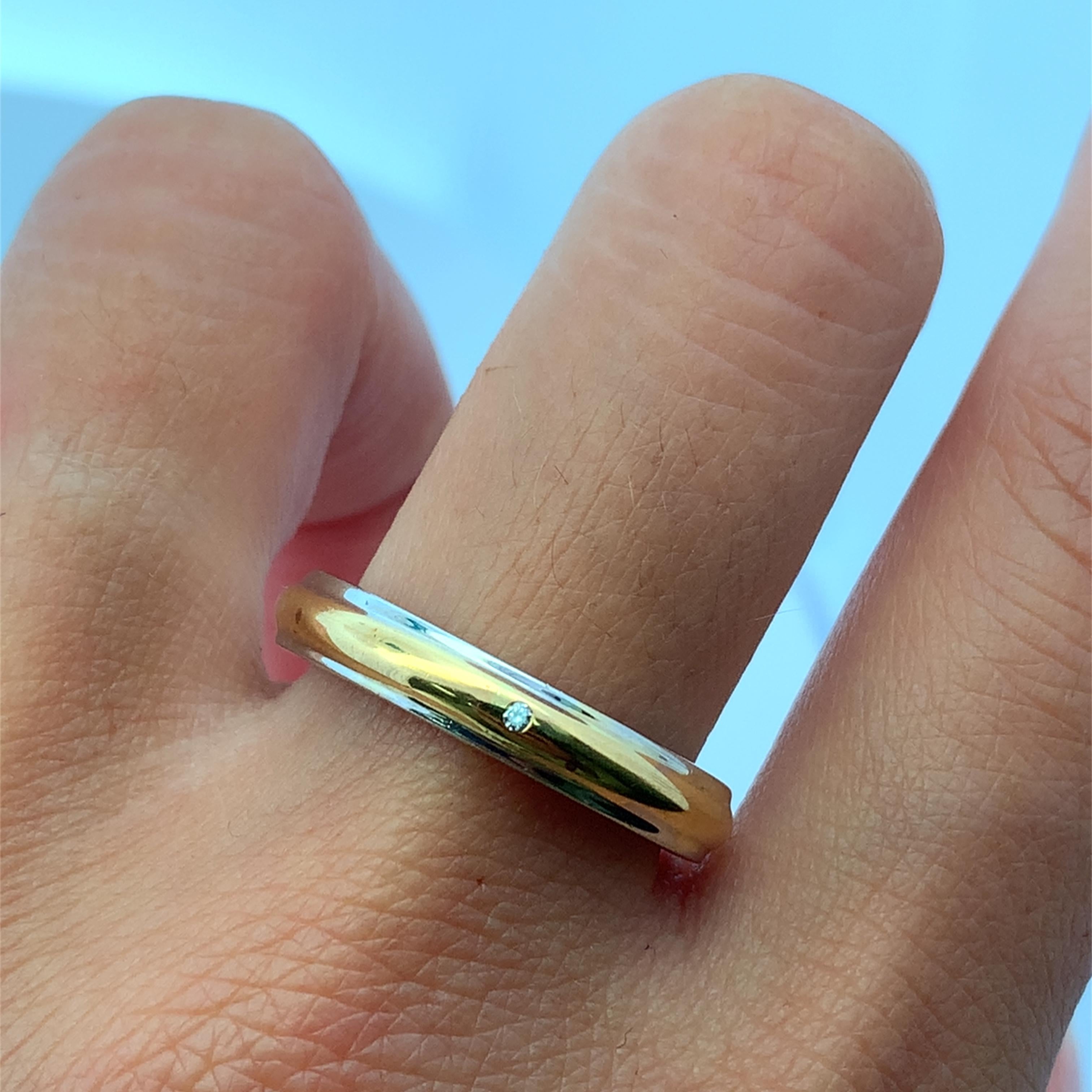 Mit diesem exquisiten Ring aus Gelbgold werten Sie Ihren Alltagslook auf. Breite ca. 4 mm, Dicke 3,5 mm, Gewicht 8,3 G. Ein runder Diamant im Brillantschliff 0,07ct F VS schmückt dieses Stück. Dieser raffinierte Ring ist aus Edelmetall gefertigt und