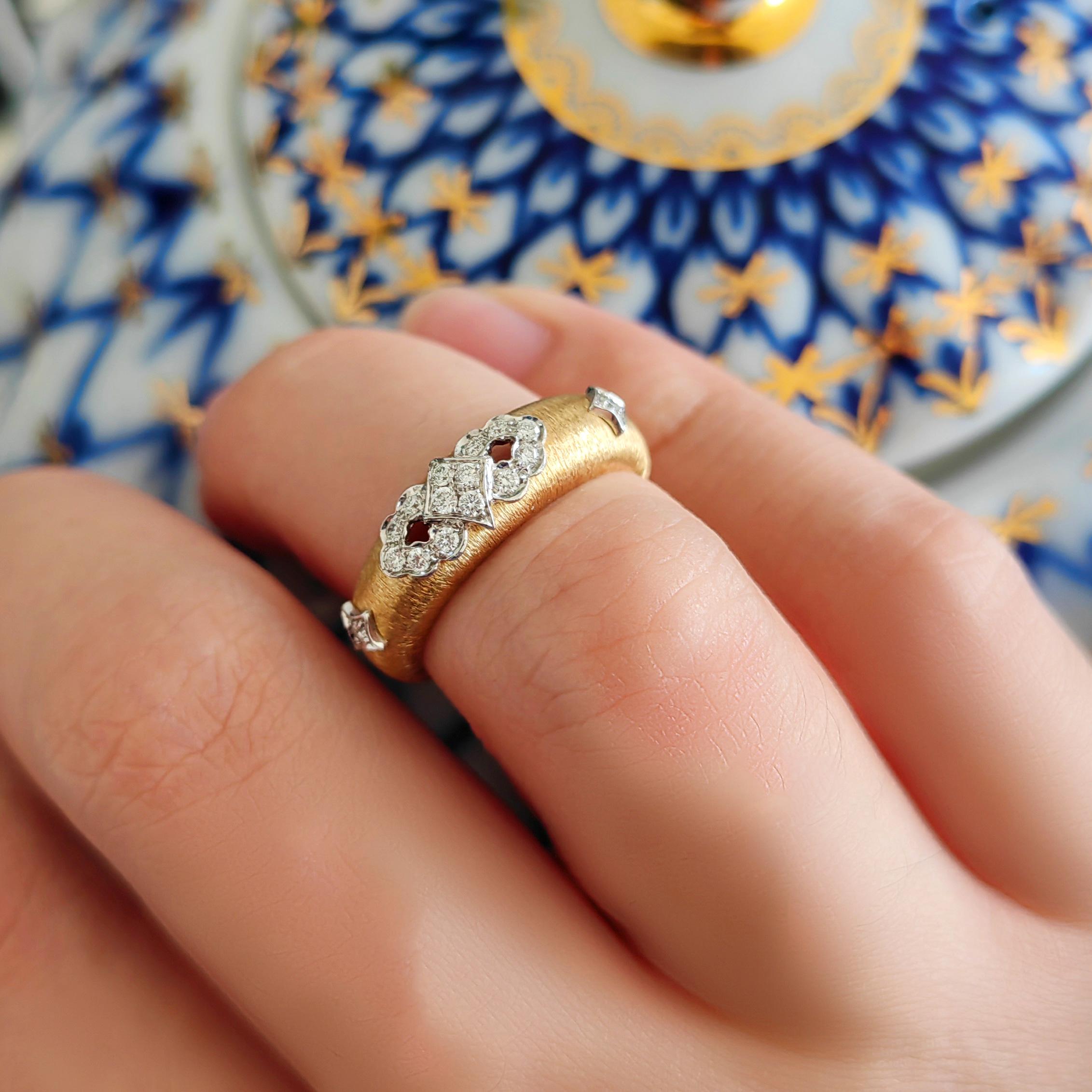 16 Diamanten - 0,17 CT
18K Weißgold und Gelbgold - 3,44 GM
Größe - US 6.5

Das Familienunternehmen Althoff Jewelry hat eine Mission - elegante, luxuriöse und anmutige Stücke zu kreieren. Entdecken Sie Armbänder, Ohrringe und Ringe aus 18 Karat