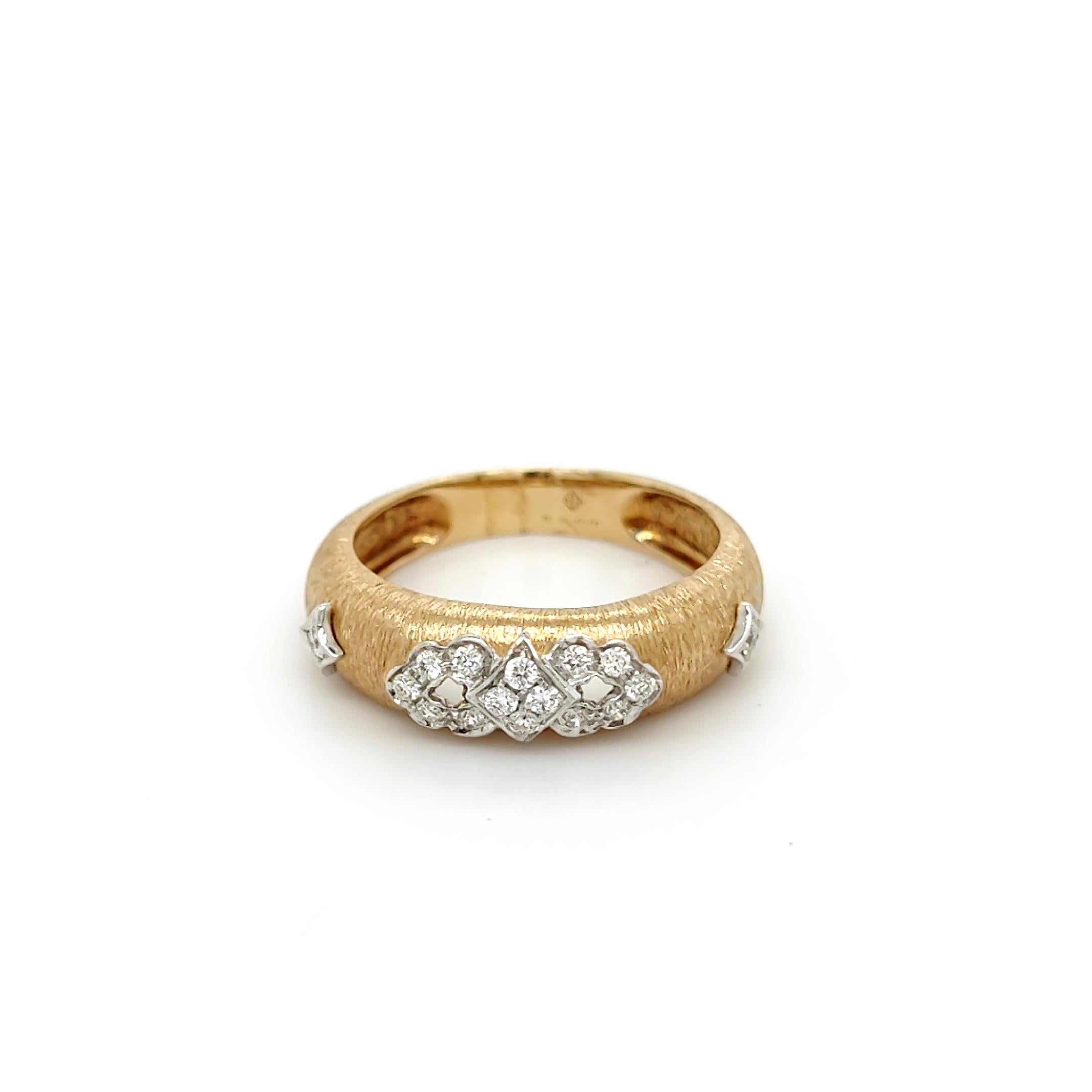 18 Karat Gelb- und Weißgold Eleganter durchbrochener Diamantring in florentinischem Finish (Rundschliff)