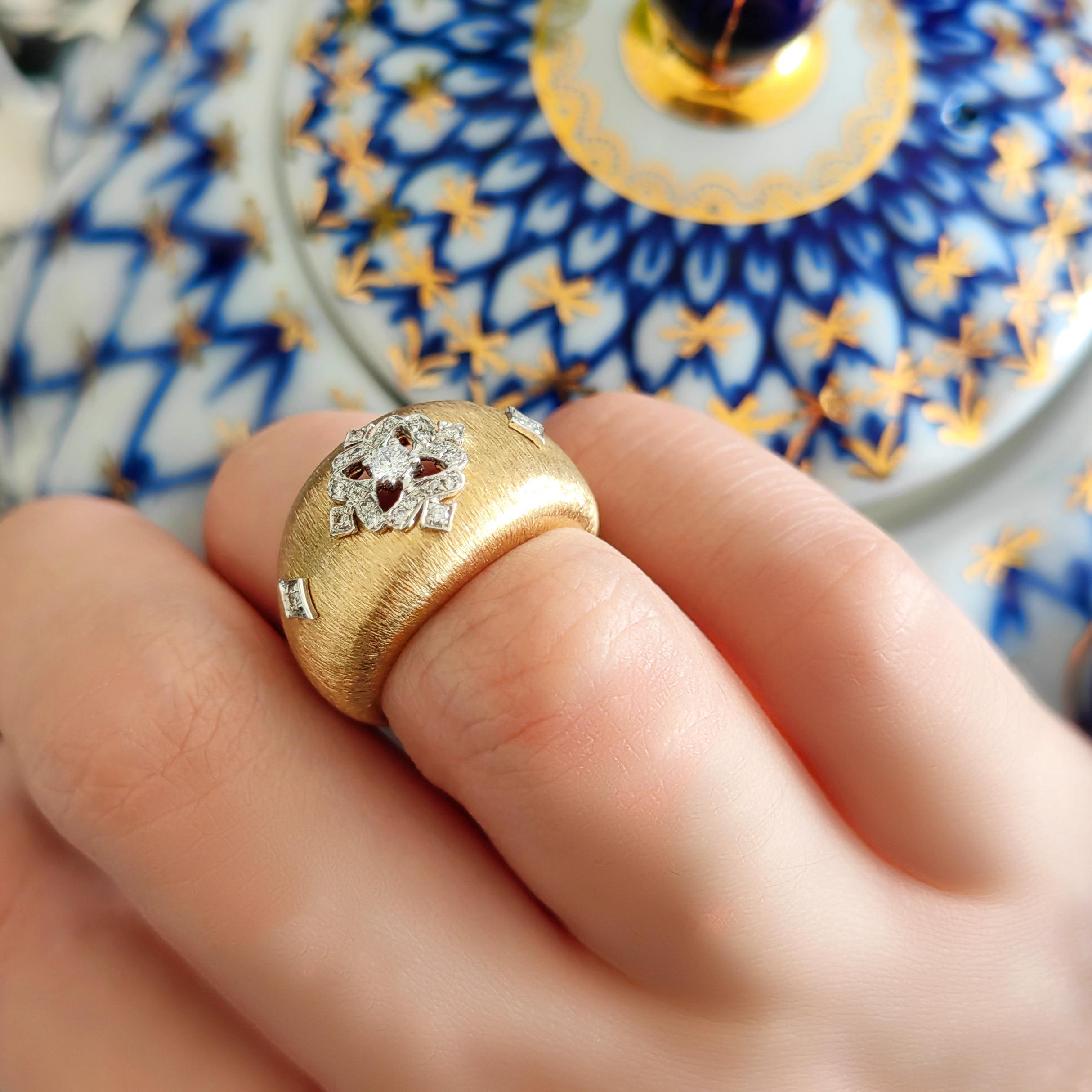 18K Gelb- und Weißgold Blumen-Diamant-Dome-Ring in Florentine Finish

23 Diamanten - 0,16 CT
18K Weißgold und Gelbgold - 8,58 GM
Größe - US 6.5

Das Familienunternehmen Althoff Jewelry hat eine Mission - elegante, luxuriöse und anmutige Stücke zu