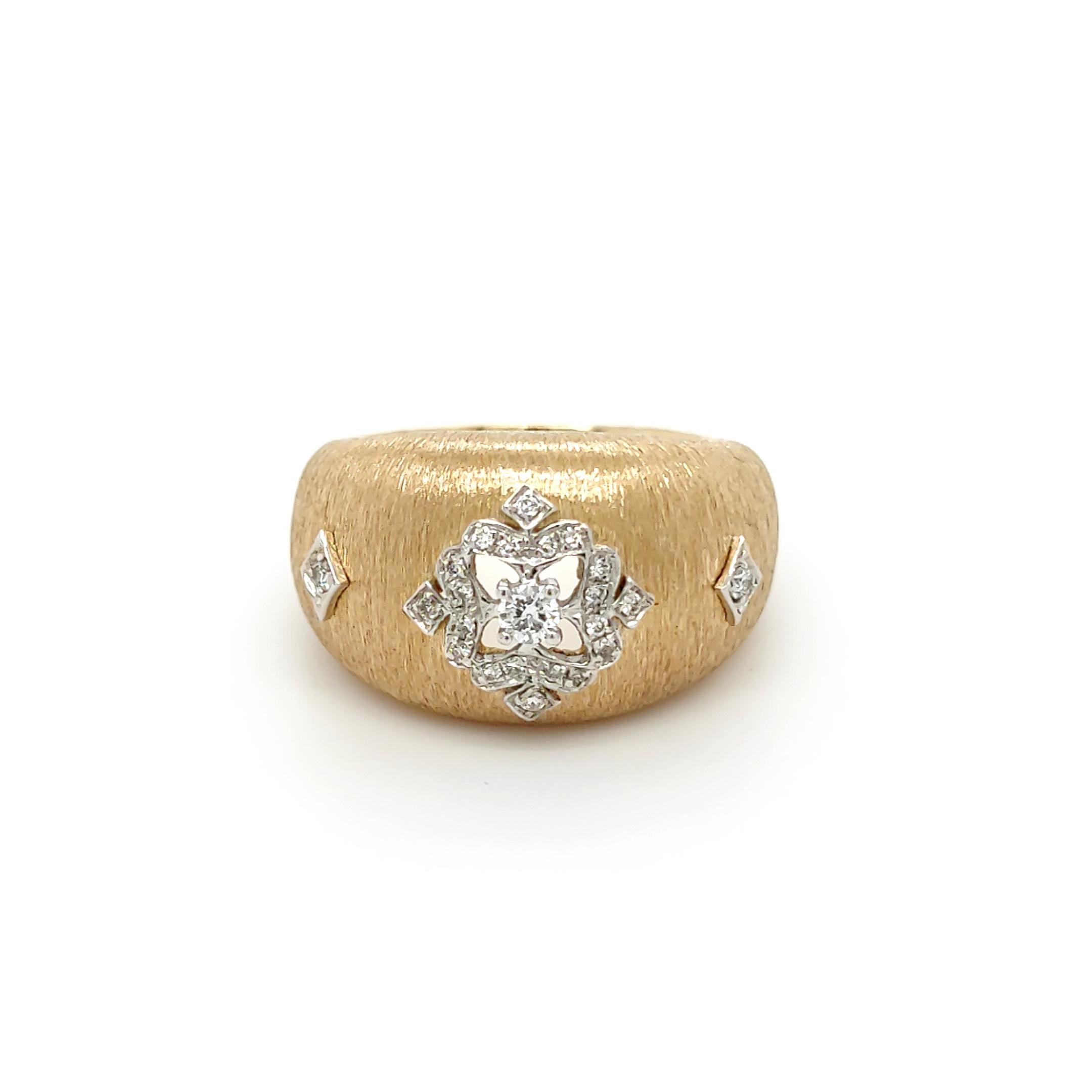 18K Gelb- und Weißgold Blumen-Diamant-Dome-Ring in Florentine Finish (Kunsthandwerker*in)