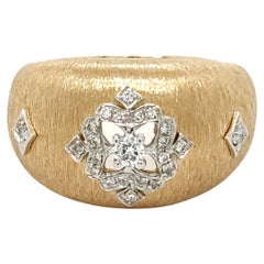 18K Gelb- und Weißgold Blumen-Diamant-Dome-Ring in Florentine Finish