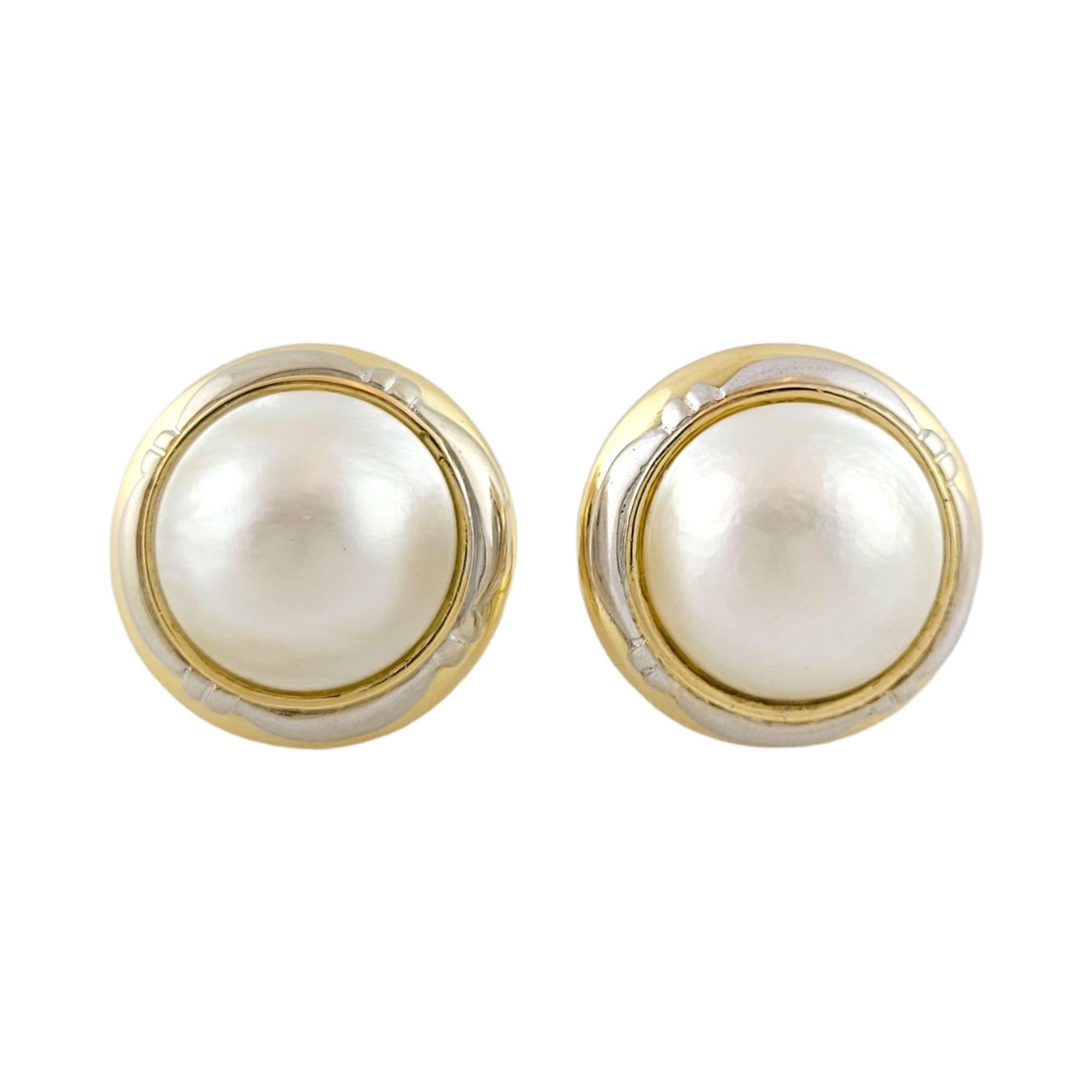 Vintage 18K Yellow and White Gold Mabe Pearl Earrings

Beautiful set of yellow and white gold earrings with gorgeous pearls in center!

Size: 20.5mm X 20.5mm X 10mm
Pearl Diameter: 15mm

Weight: 13.9 g/ 18.9 dwt

Hallmark: 750 504 NA

Very good