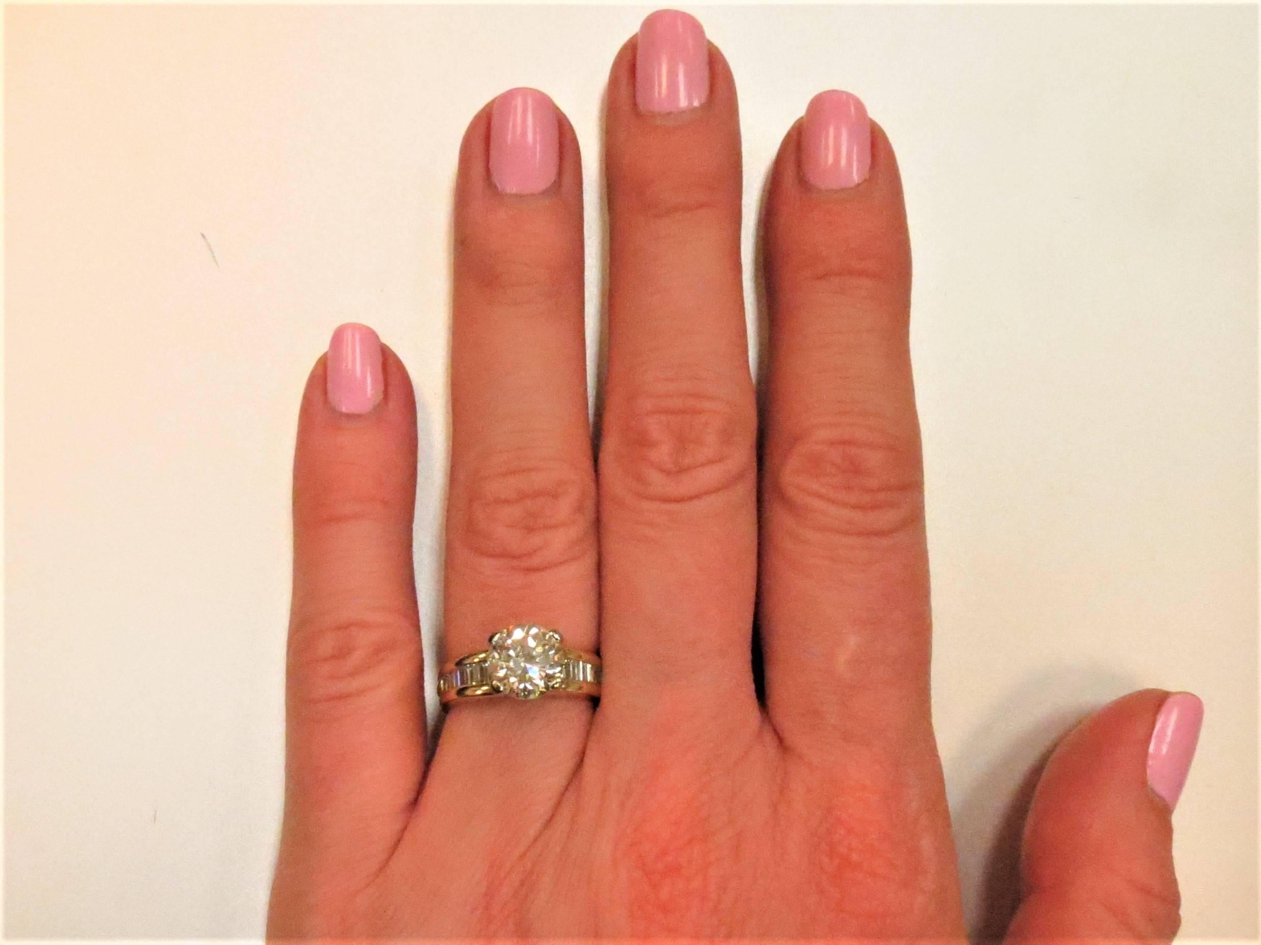 bague en or jaune et blanc 18K, sertie d'un diamant rond pesant 2.11cts, couleur LM, pureté VS2 et 14 diamants baguette pesant .69cts
dernier prix de vente : 12750
Taille du doigt 6. Peut être dimensionné