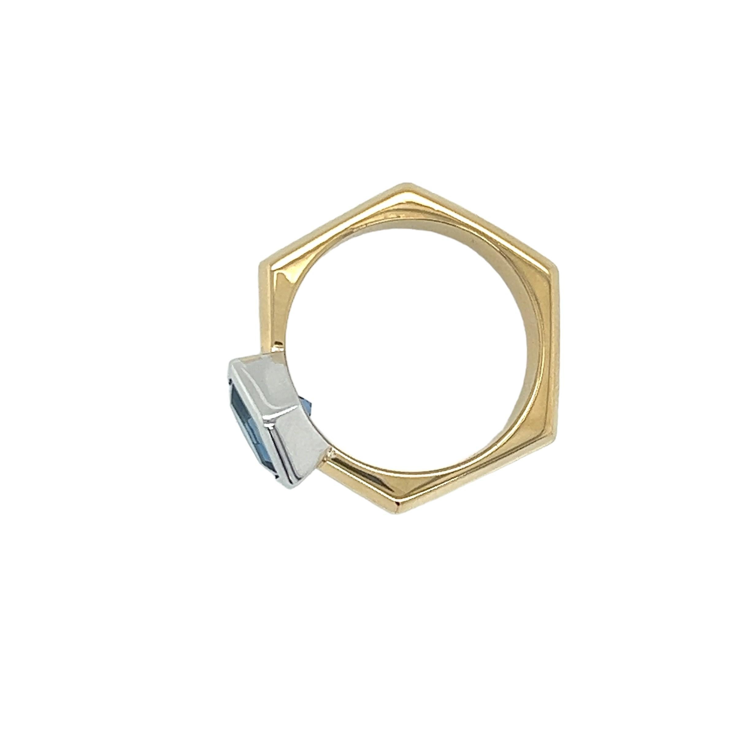 Bague en or jaune et blanc 18 carats avec saphir hexagonal d'environ 2,11 carats en vente 5