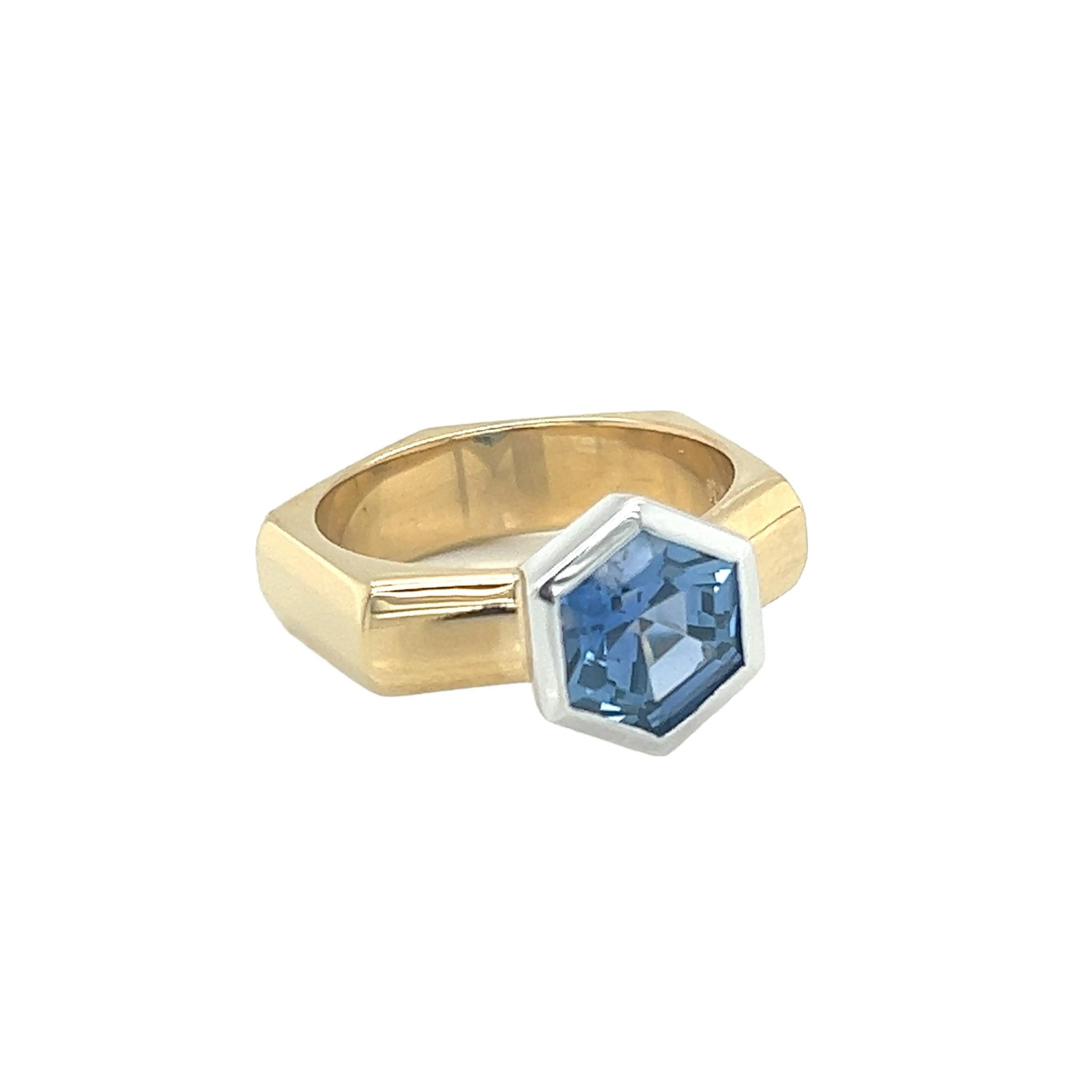 18k Yellow and White Gold Ring with Approx. 2.11ct Hexagon Sapphire For Sale 1
