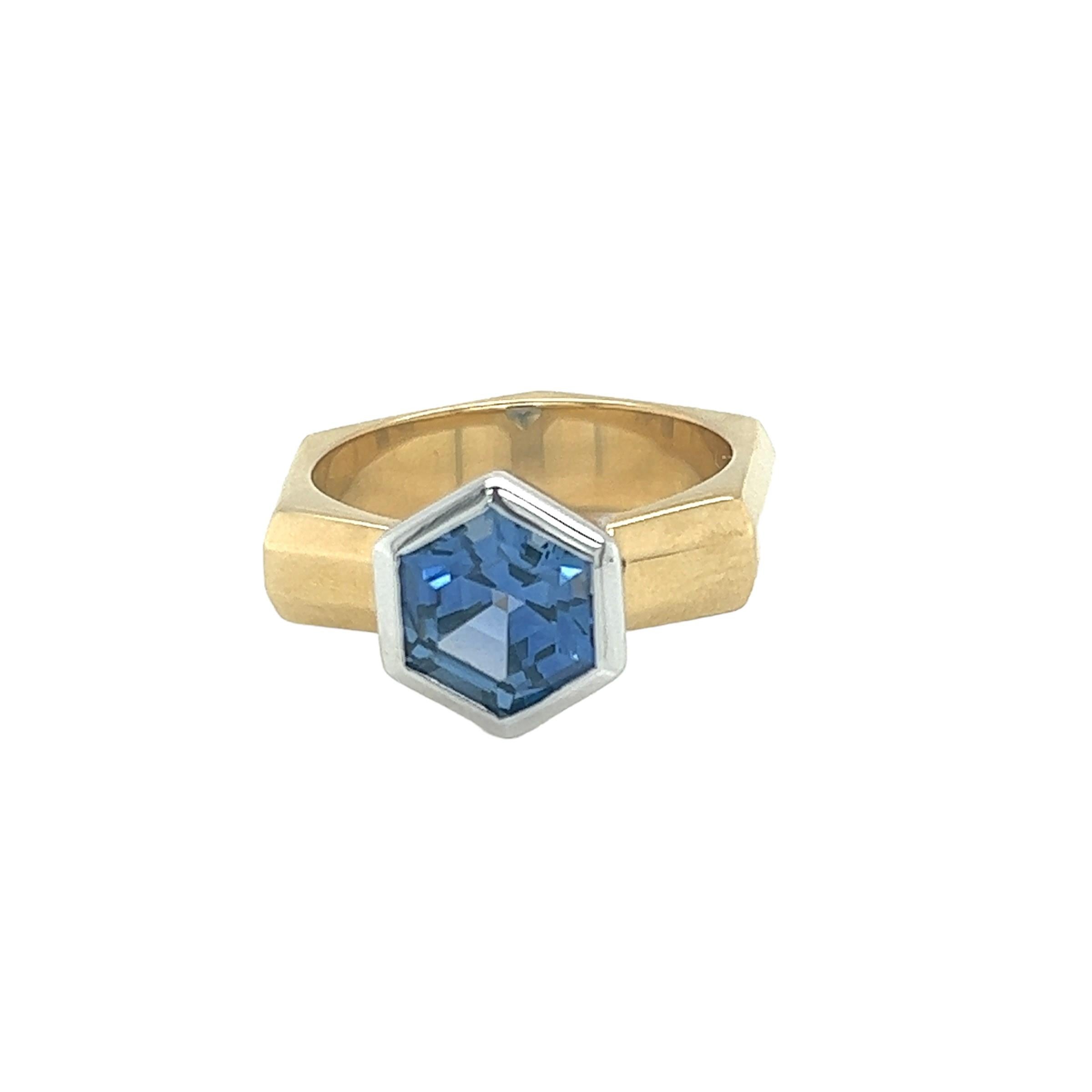 18k Yellow and White Gold Ring with Approx. 2.11ct Hexagon Sapphire For Sale 3