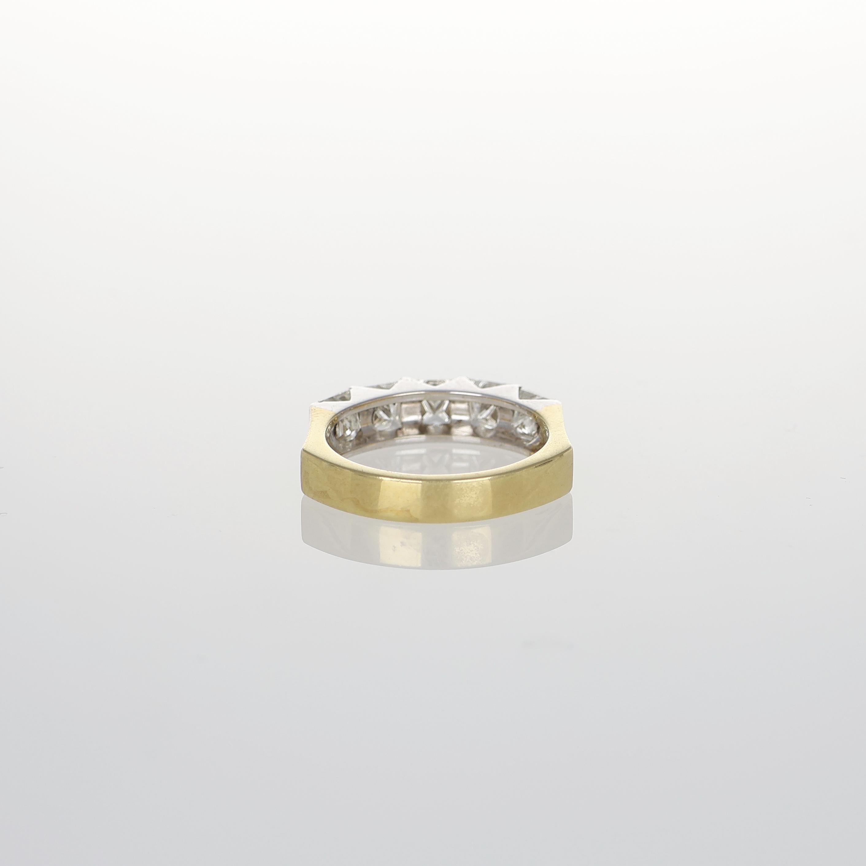 Bague en or jaune et blanc 18K avec diamants de taille Princesse en vente 5