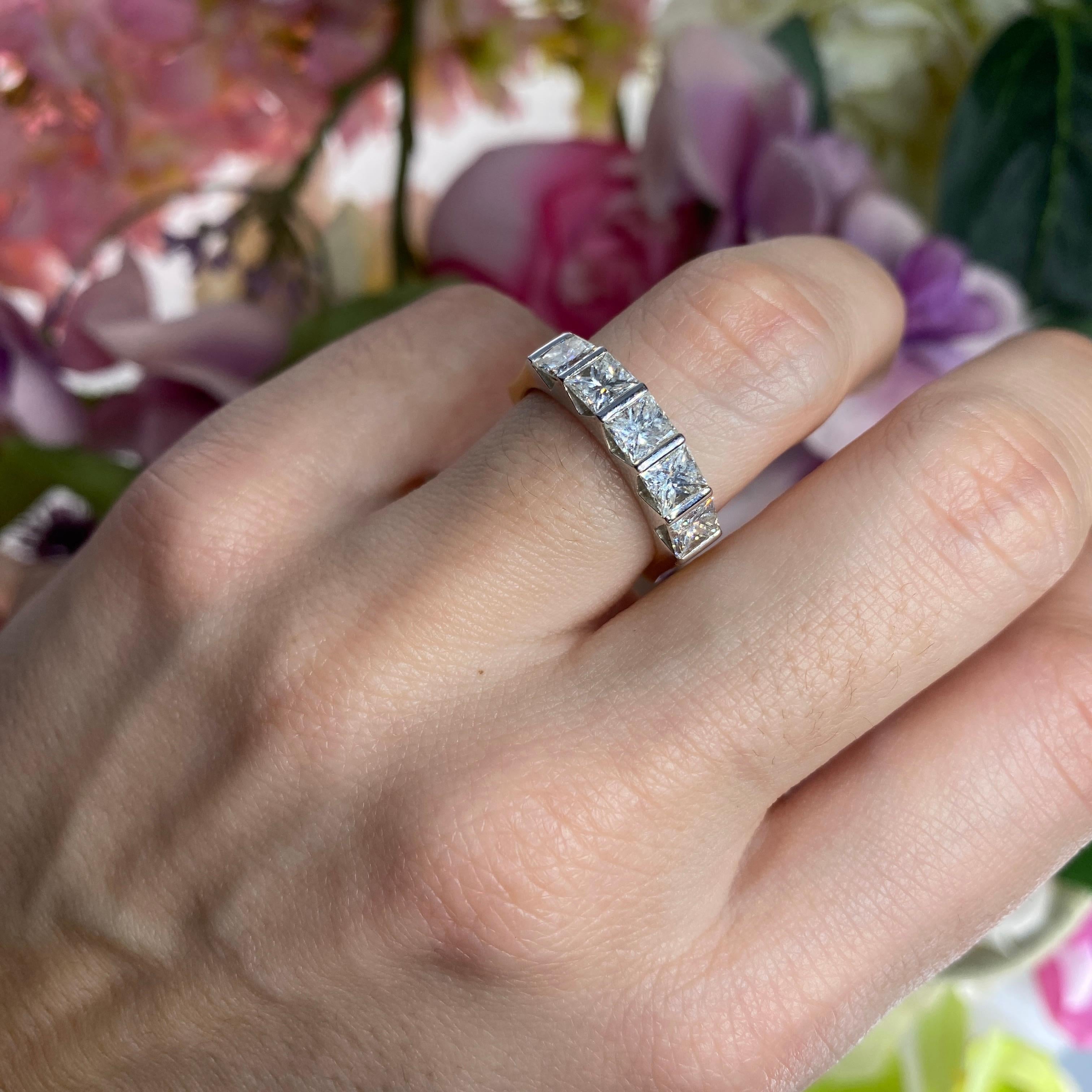 Bague en or jaune et blanc 18K avec diamants de taille Princesse en vente 6