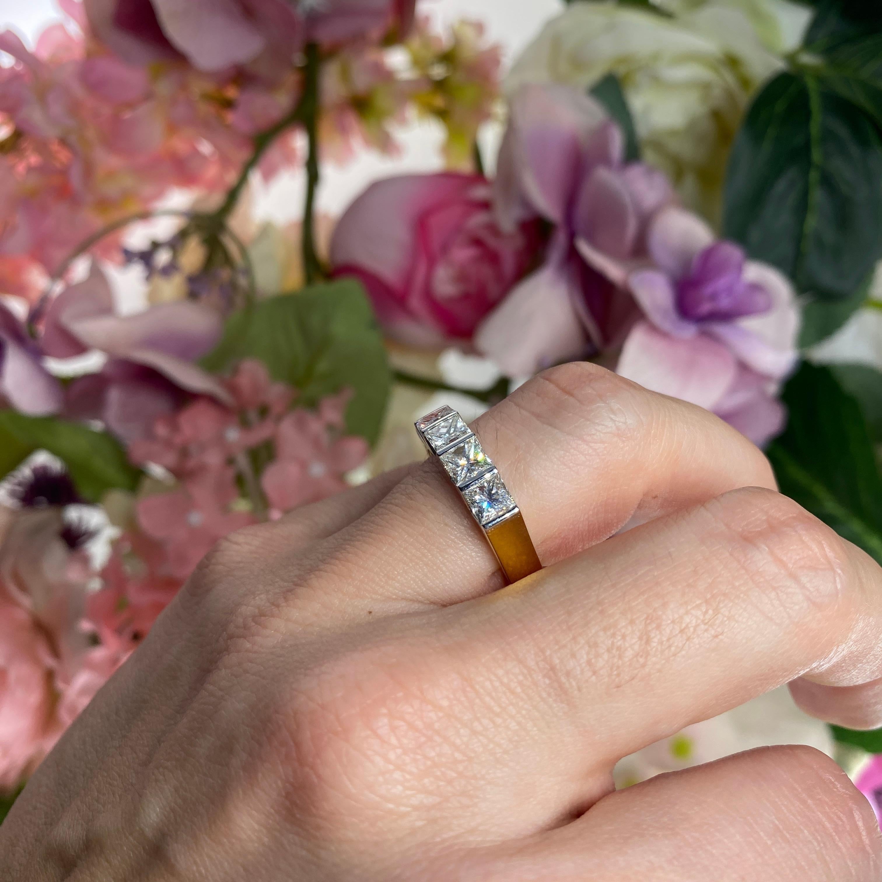 Bague en or jaune et blanc 18K avec diamants de taille Princesse en vente 7