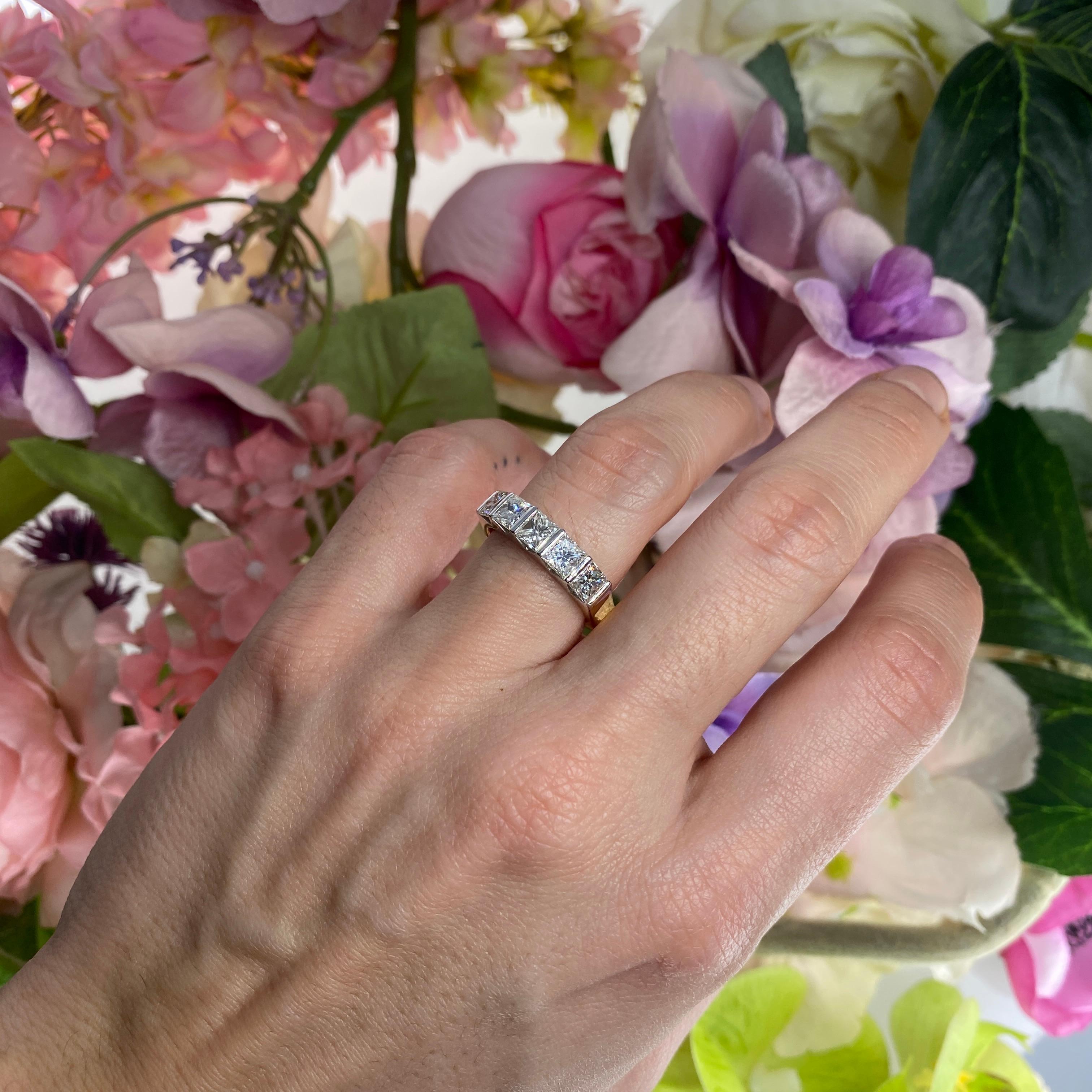 Bague en or jaune et blanc 18K avec diamants de taille Princesse en vente 8