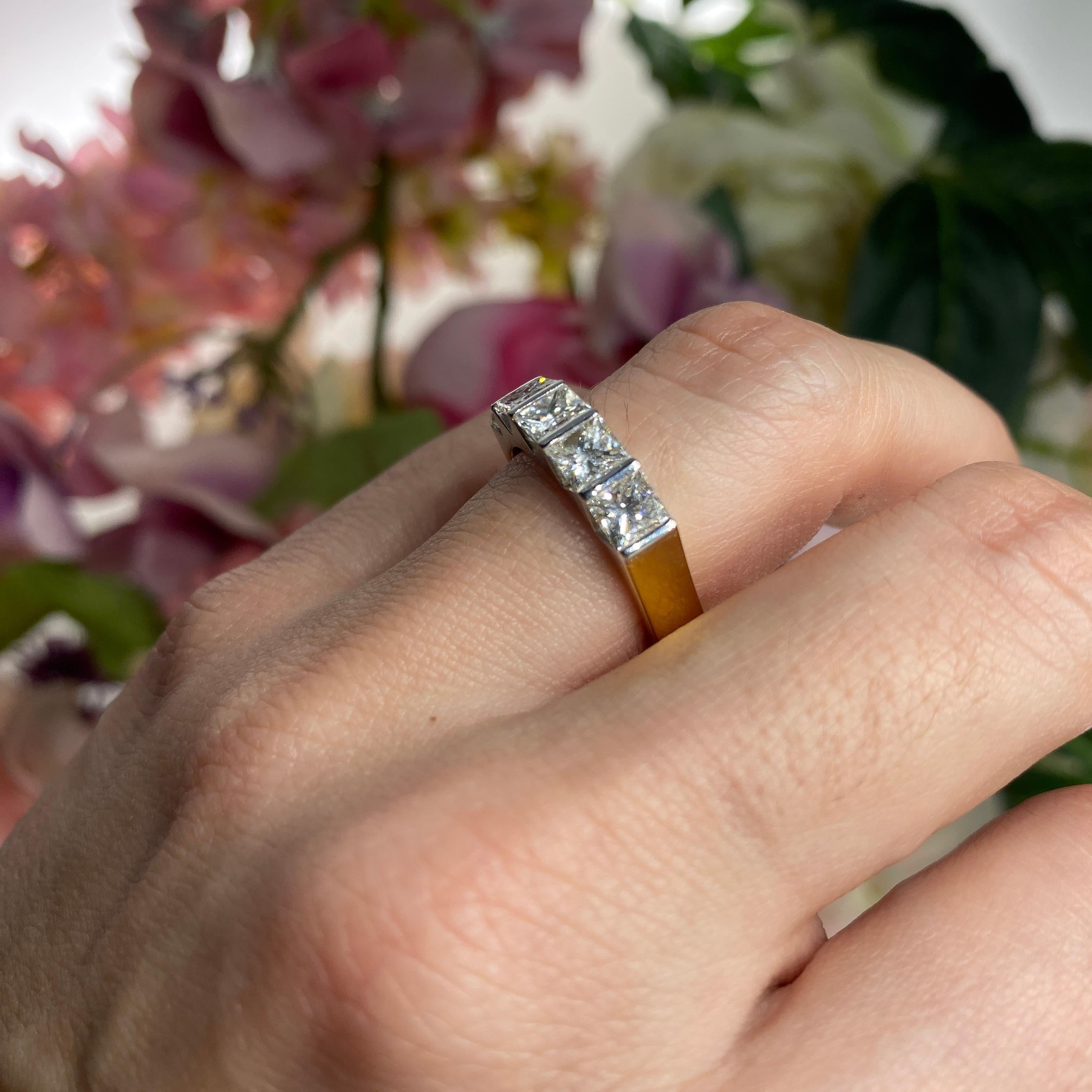 Bague en or jaune et blanc 18K avec diamants de taille Princesse en vente 9