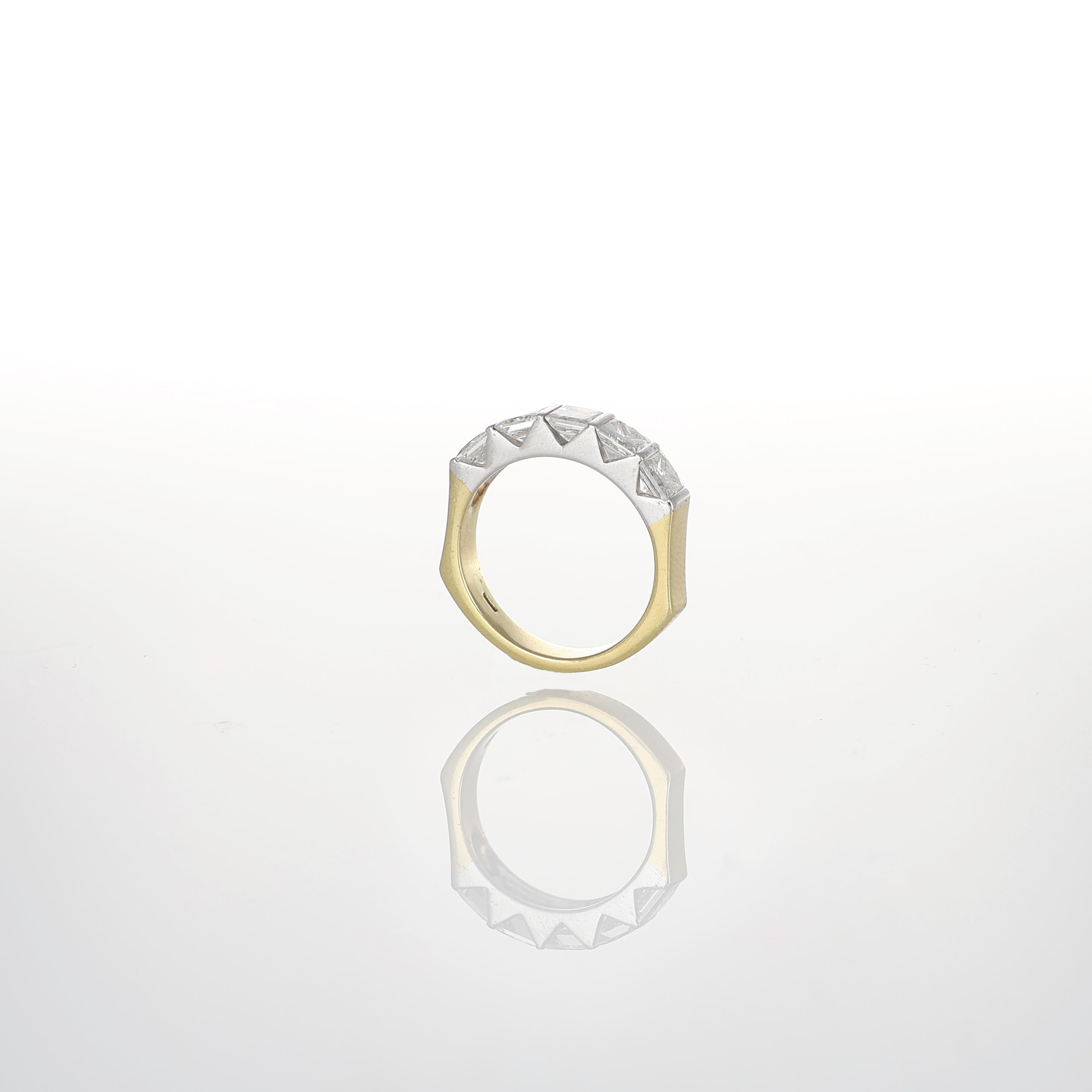 Taille brillant Bague en or jaune et blanc 18K avec diamants de taille Princesse en vente