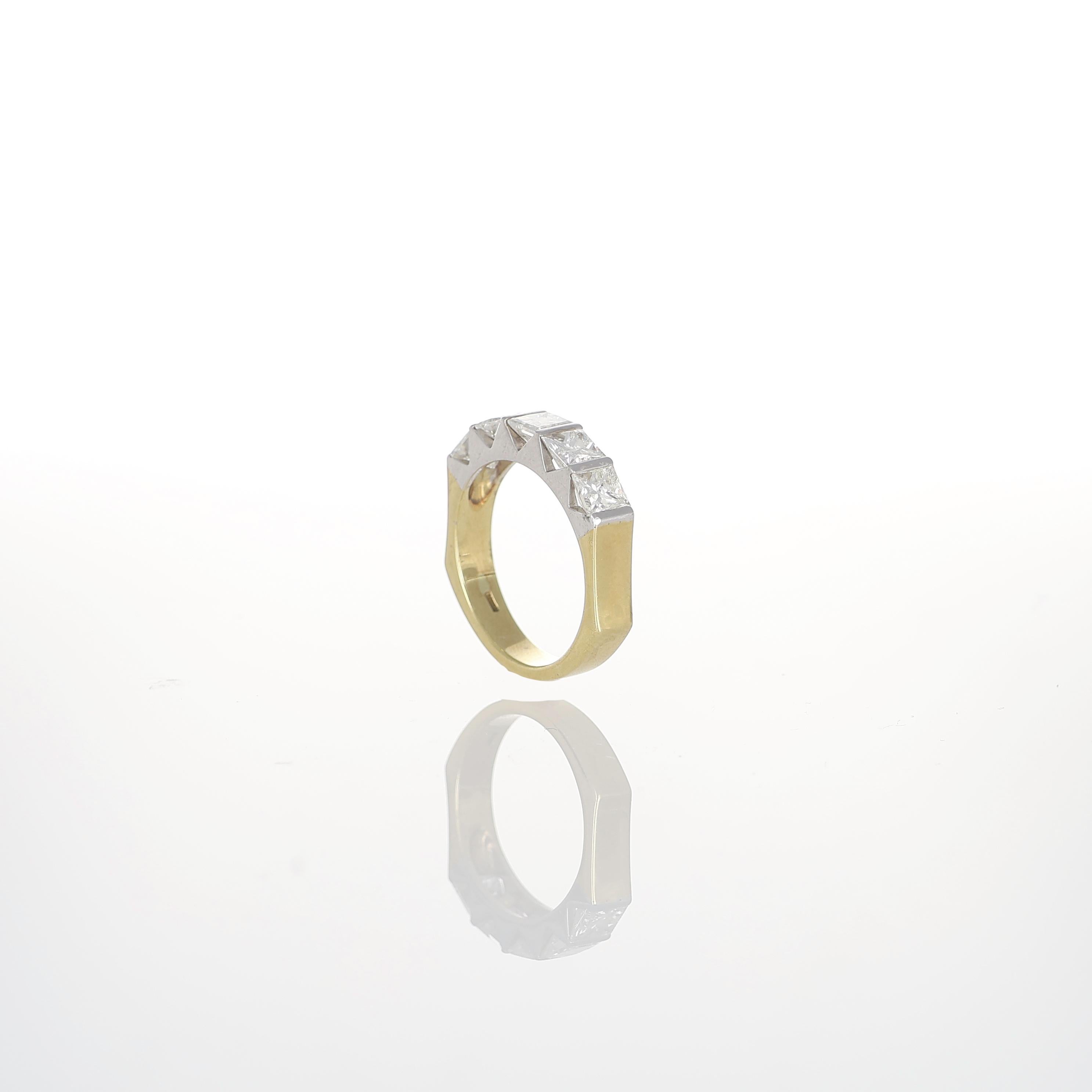Bague en or jaune et blanc 18K avec diamants de taille Princesse Neuf - En vente à Bergamo, BG