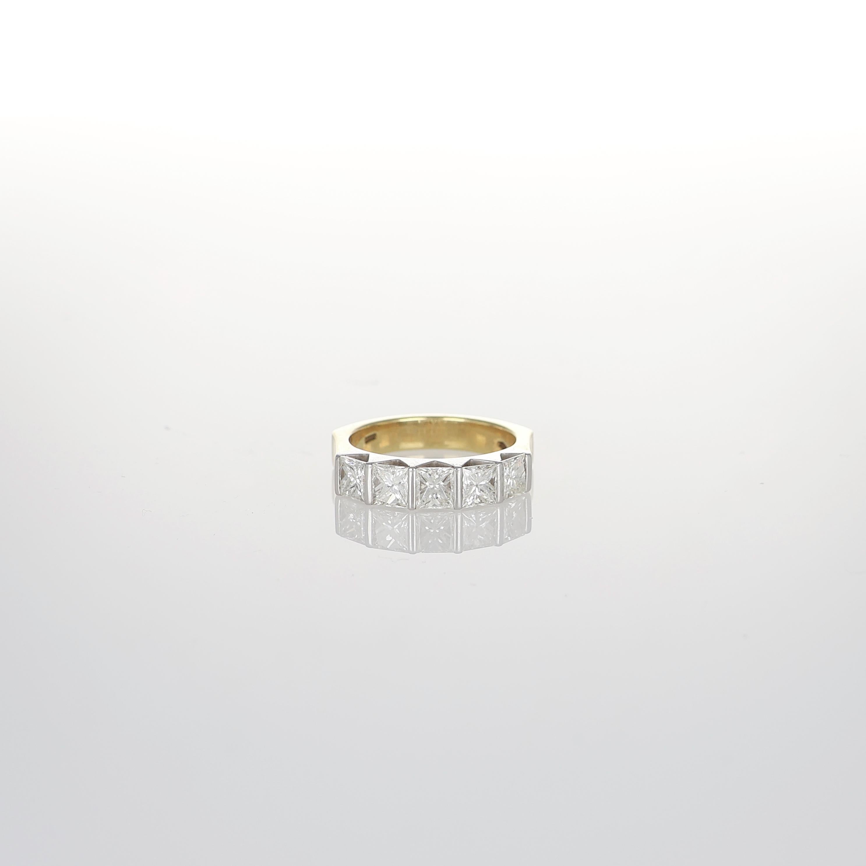 Bague en or jaune et blanc 18K avec diamants de taille Princesse Unisexe en vente