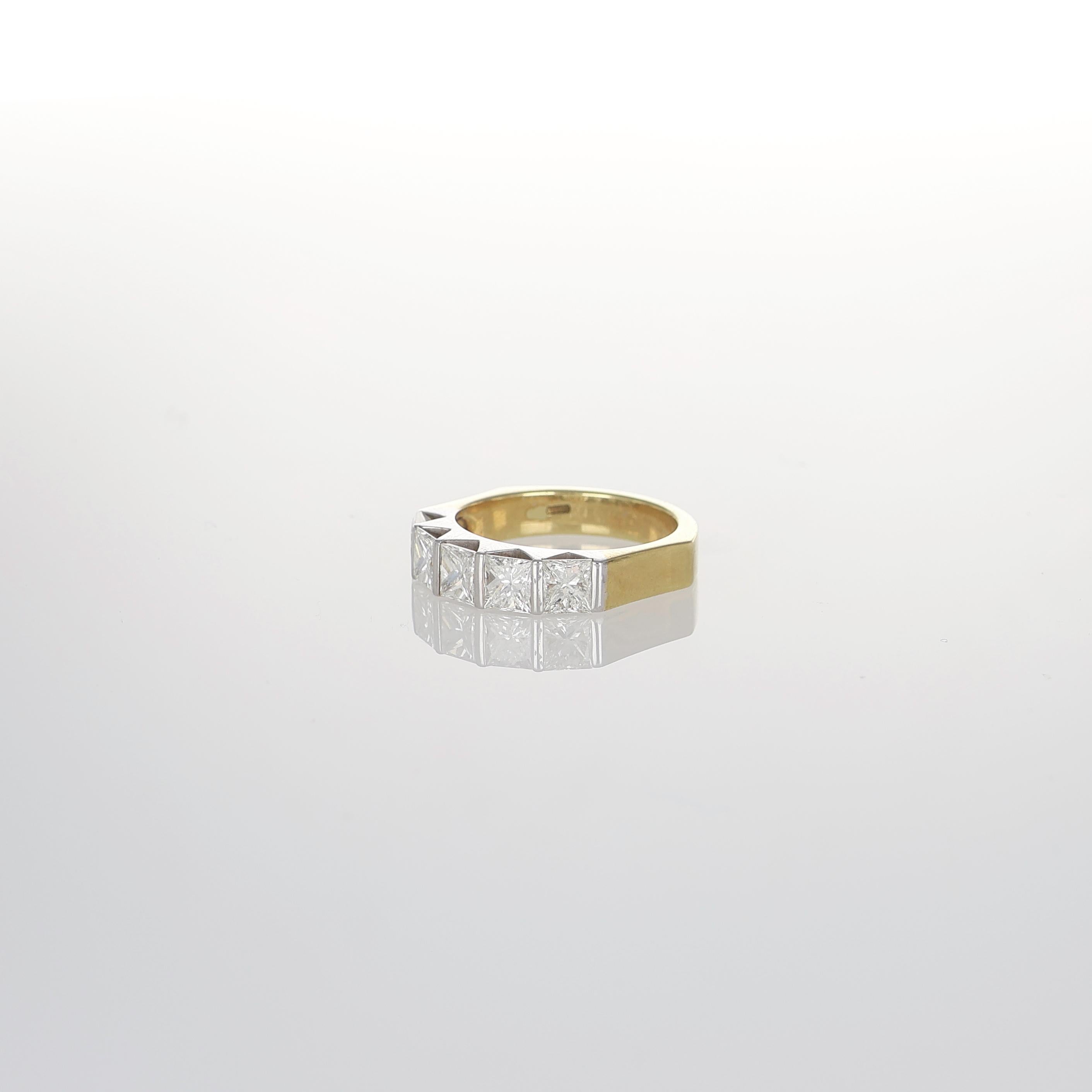 Bague en or jaune et blanc 18K avec diamants de taille Princesse en vente 1