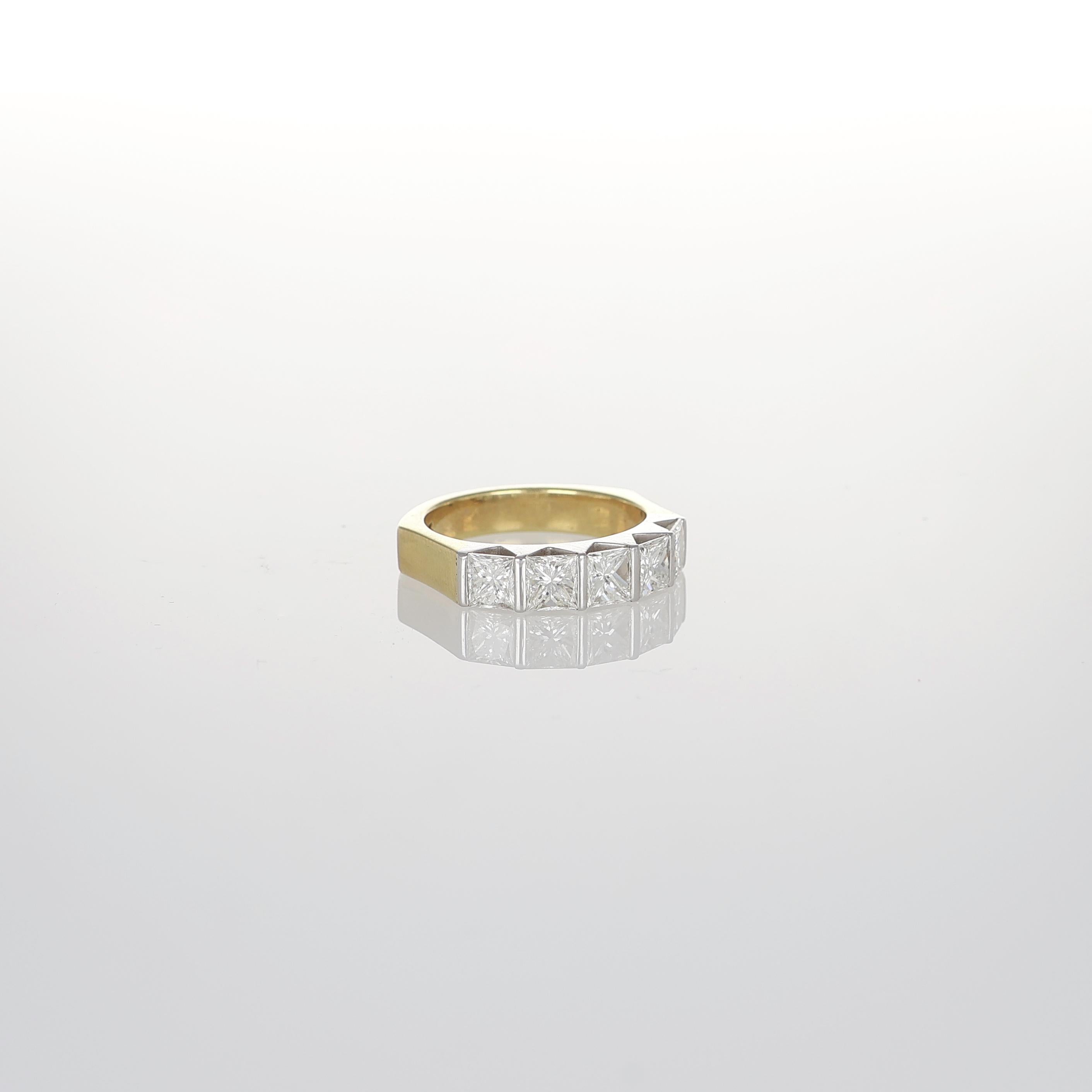 Bague en or jaune et blanc 18K avec diamants de taille Princesse en vente 2