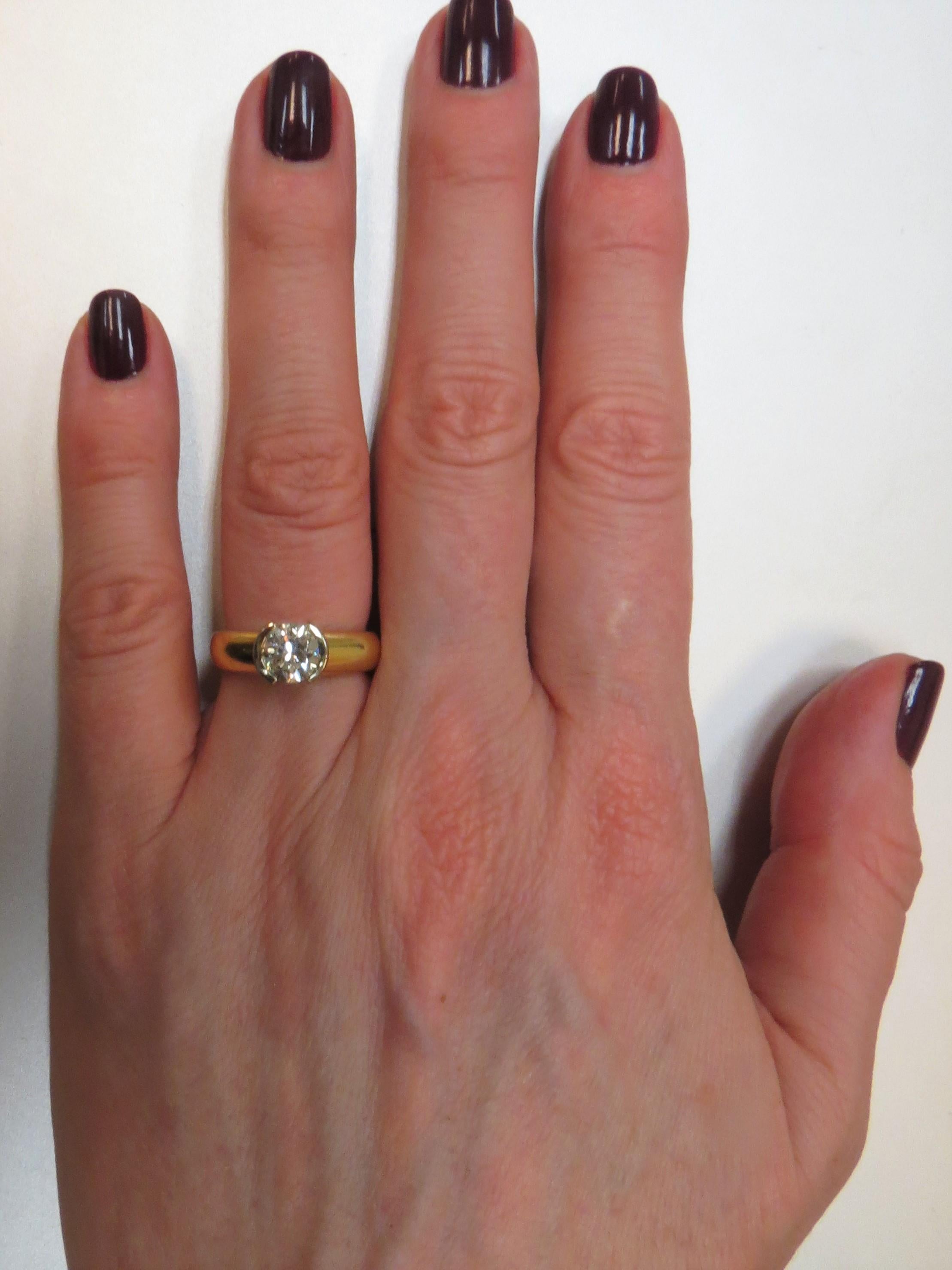 bague en or jaune et blanc (18K), demi-baguette sertie d'un diamant rond de taille brillant pesant 1.07cts, couleur G, pureté SI1
Taille du doigt 5.25, peut être ajustée
Prix de détail 8500
