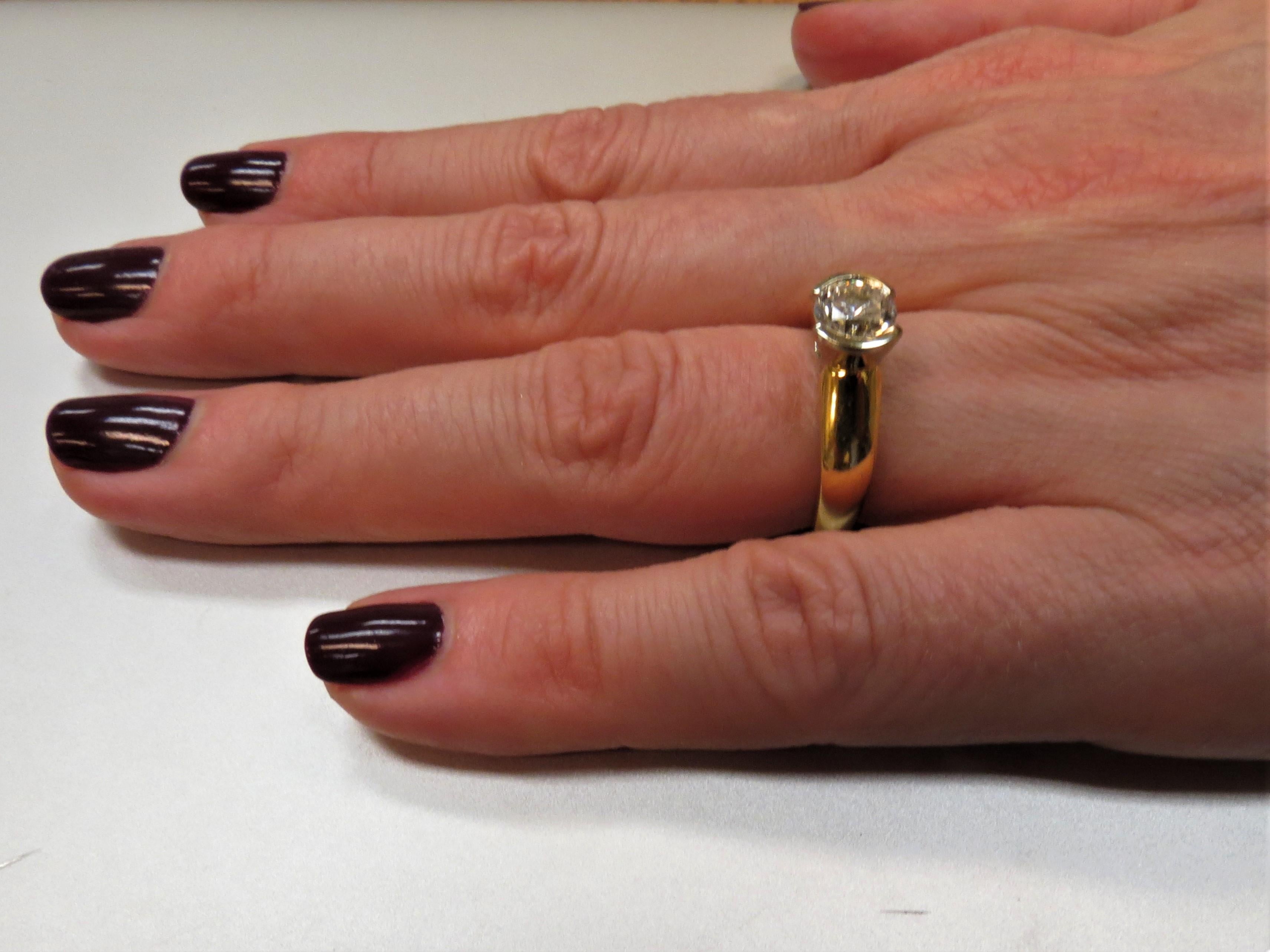 Contemporain Bague en or jaune et blanc 18 carats avec diamant rond pesant 1,07 carat en vente