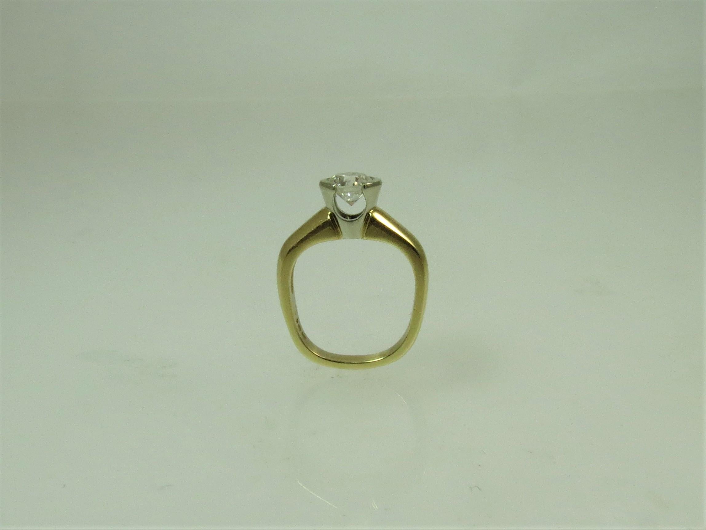 Taille ronde Bague en or jaune et blanc 18 carats avec diamant rond pesant 1,07 carat en vente
