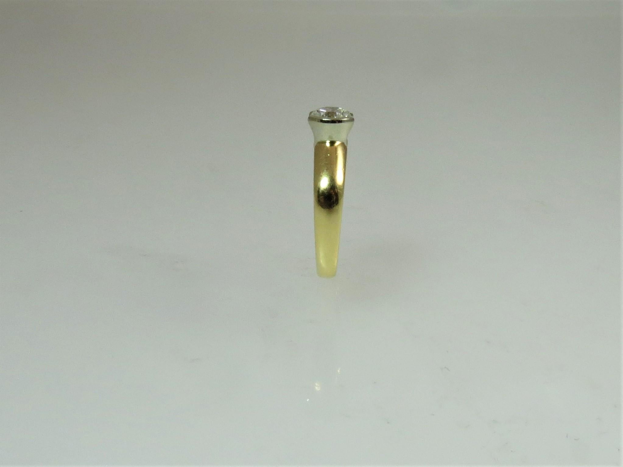 Bague en or jaune et blanc 18 carats avec diamant rond pesant 1,07 carat Excellent état - En vente à Chicago, IL