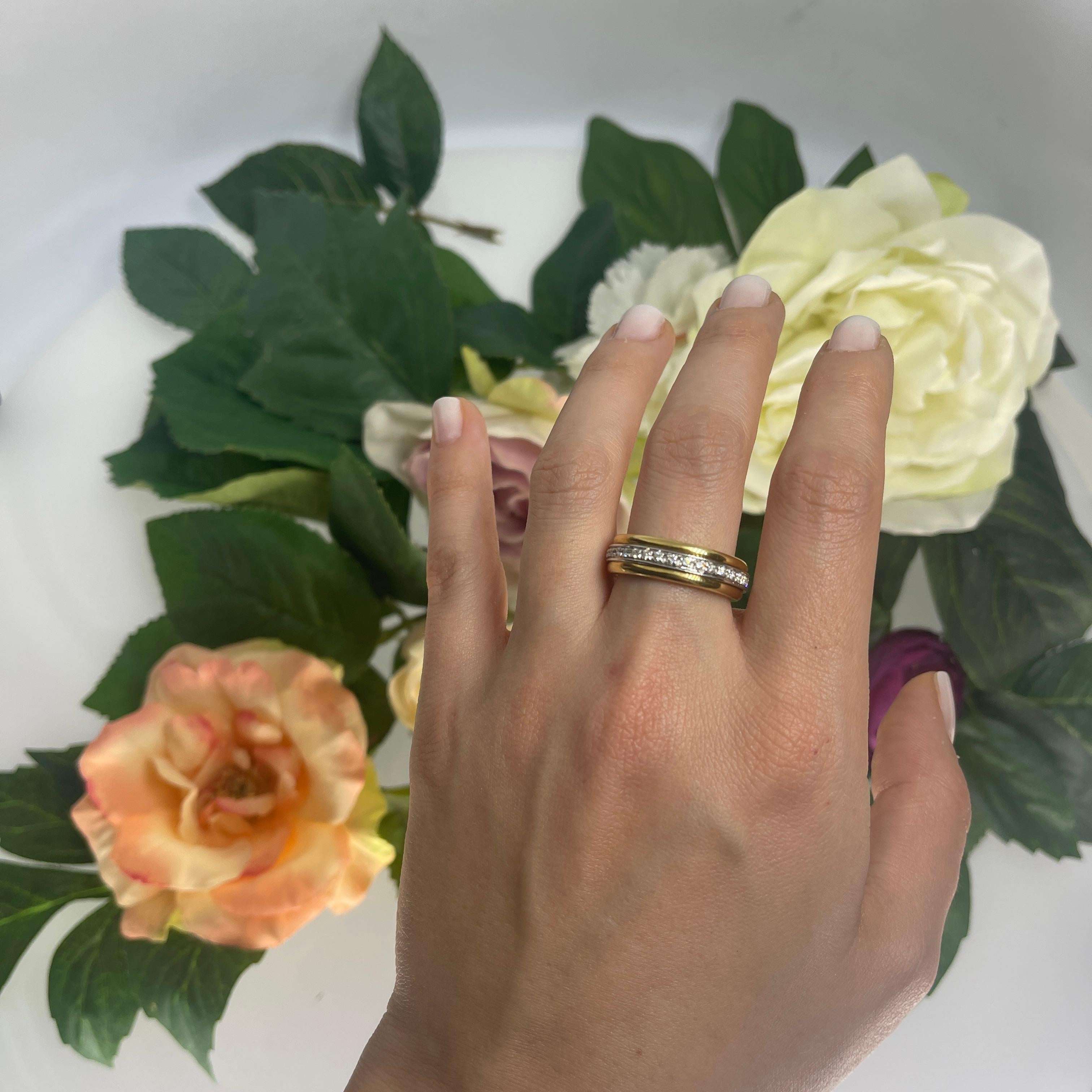 18K Yellow and White Gold Rotating Diamond Band In New Condition For Sale In Bergamo, BG