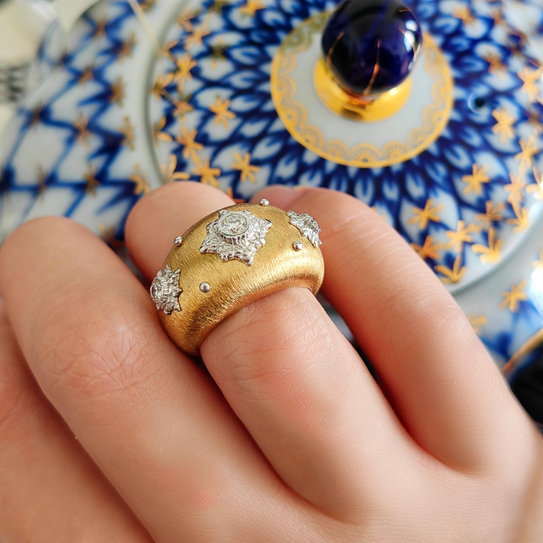 dreistein-Diamantring aus 18K Gelb- und Weißgold

3 Diamanten - 0,31 CT
18K Weißgold und Gelbgold - 12.04 GM
Größe - US 6.5

Das Familienunternehmen Althoff Jewelry hat eine Mission - elegante, luxuriöse und anmutige Stücke zu kreieren. Entdecken