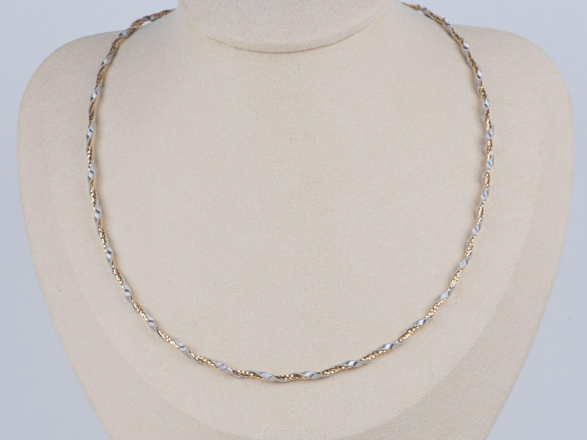♥ Collana girocollo a tre fili intrecciati in oro giallo e bianco 18 carati a doppia tonalità 9,43 g R4615

♥ Misura: 16,5